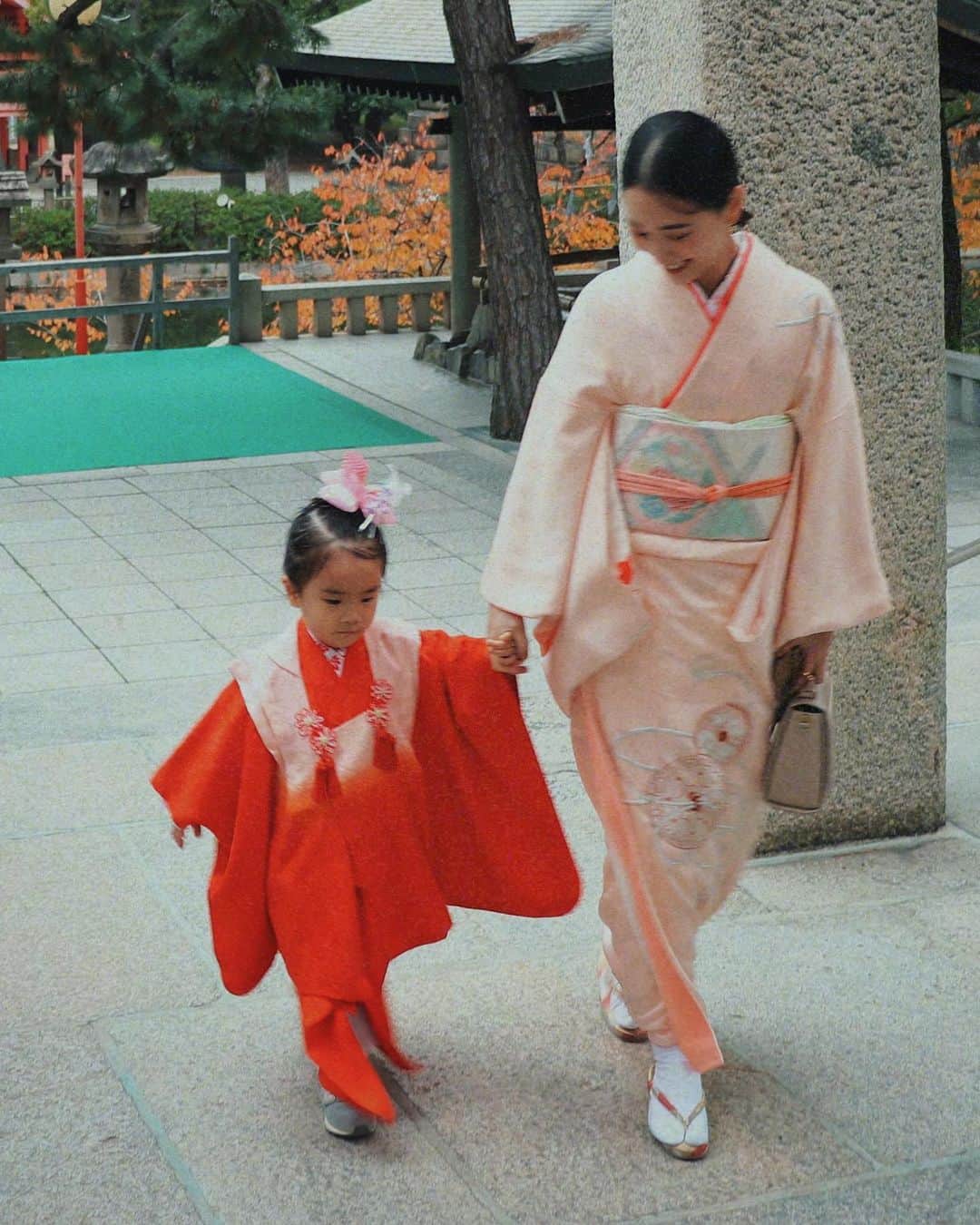 伊地知朋子のインスタグラム：「____ 今月もう一つの大イベント 娘の七五三でした♡ 日に日にお喋りが上達して 「なんでやねん！」 「◯◯なんかーい！」 とツッコミいれたり 着実に大阪人に育ってます。w  「禰󠄀豆子みたーい」 とるんるんで着物も着てくれて 楽しそうでなりよりでした〜 (草履も最初の10分頑張ってた👏🏻) これからもまっすぐ元気に育ってねぇ🫶🏻 ____ #七五三」