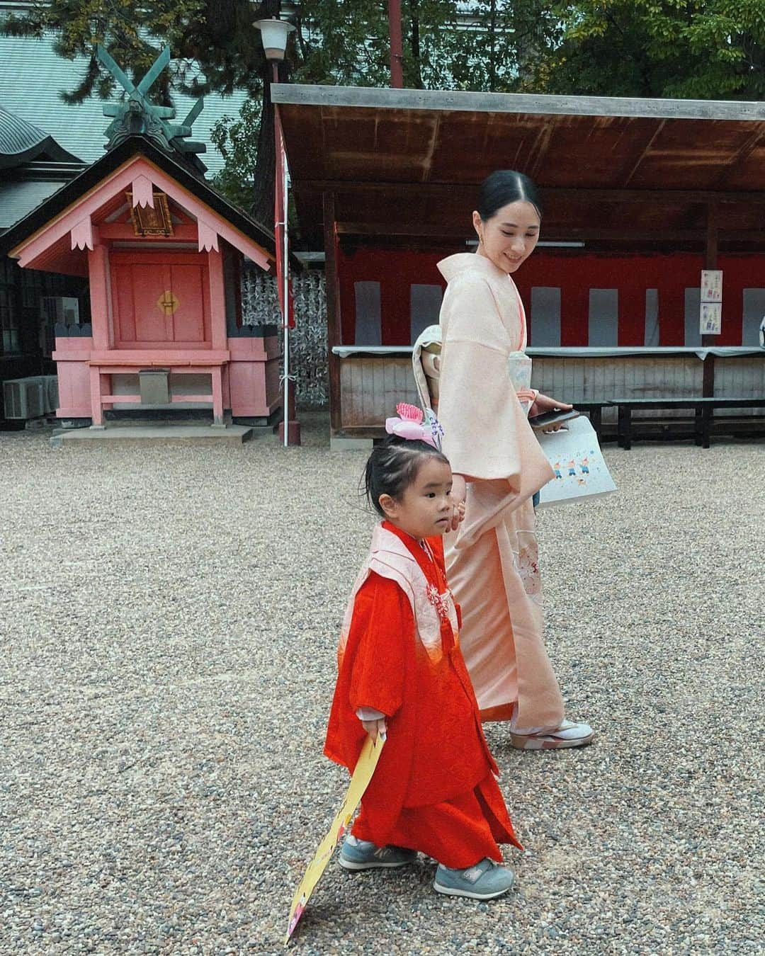 伊地知朋子さんのインスタグラム写真 - (伊地知朋子Instagram)「____ 今月もう一つの大イベント 娘の七五三でした♡ 日に日にお喋りが上達して 「なんでやねん！」 「◯◯なんかーい！」 とツッコミいれたり 着実に大阪人に育ってます。w  「禰󠄀豆子みたーい」 とるんるんで着物も着てくれて 楽しそうでなりよりでした〜 (草履も最初の10分頑張ってた👏🏻) これからもまっすぐ元気に育ってねぇ🫶🏻 ____ #七五三」11月28日 19時09分 - tomoko_urbanbobby