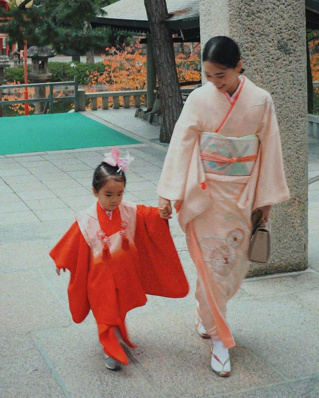 伊地知朋子さんのインスタグラム写真 - (伊地知朋子Instagram)「____ 今月もう一つの大イベント 娘の七五三でした♡ 日に日にお喋りが上達して 「なんでやねん！」 「◯◯なんかーい！」 とツッコミいれたり 着実に大阪人に育ってます。w  「禰󠄀豆子みたーい」 とるんるんで着物も着てくれて 楽しそうでなりよりでした〜 (草履も最初の10分頑張ってた👏🏻) これからもまっすぐ元気に育ってねぇ🫶🏻 ____ #七五三」11月28日 19時09分 - tomoko_urbanbobby