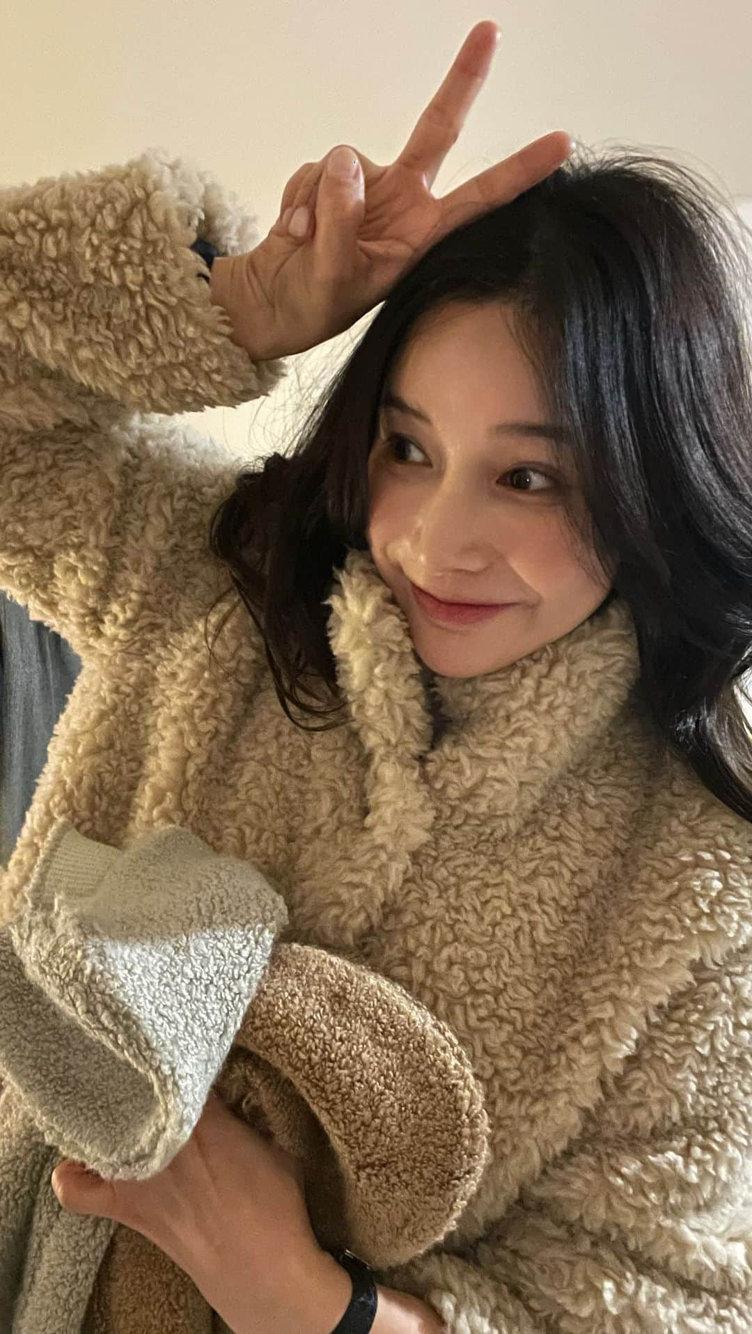 nanaのインスタグラム：「옵뎃한고 입어봤찡 너무 번개불 콩 꿔먹으며(할꺼 다함) 해서 미안합니다  볼터치는 롬앤 -베러 댄 치크 -애프리콧 밀크 너무 연한게 아쉬울땐 페리파라-맑게 물든 선샤인 치크-17 인간 가을해  립라인-하트퍼센트 -04 스트로베리-다른색이 잘나오게 해주고 입술색을 죽여줘용 립- 페리파라-코랄쭈고 립안쪽 덧칠하는 핑크립-맥-파우더키스-브릭쓰루(색 이뿜)」