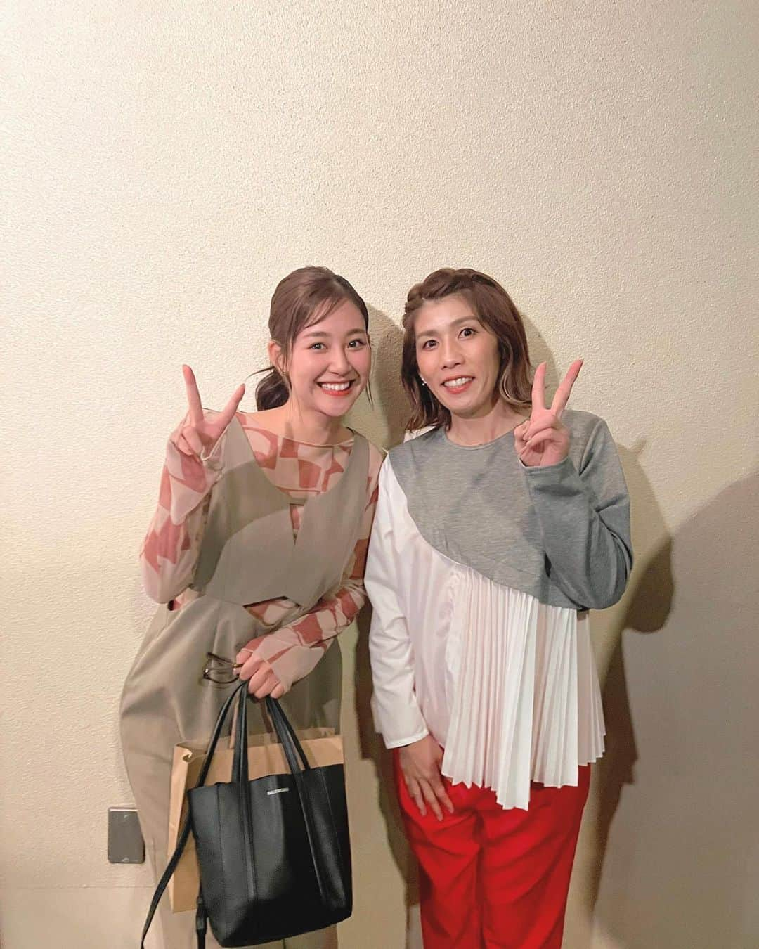 かーなーのインスタグラム：「． . 沖縄ロケ中の沙保里さんと豊ノ島さんの元へ 家族でお邪魔させていただきました🤍🌼  むーむーまで抱っこしてもらっちゃって🥹🧡🧡幸 いつも優しくしていただき感謝でいっぱいです…♡  また東京での再会を楽しみにしてます☺️✨  #吉田沙保里 さん #豊ノ島 さん」