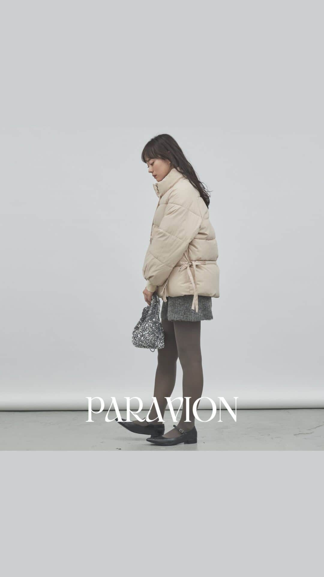 パラビオン オフィシャルのインスタグラム：「. 【2023AW COLLECTION】  . ParAvion (パラビオン) は、フランス語で  エアメールという意味があり、 エアメールにのせて  懐かしさのある可愛さを過去から運んでくるという  願いが込められています。   "オンニフレンチ"  をテーマに...   韓国語でオンニは"お姉さん"という意味。  韓国風のカジュアルとシックなフレンチさ  そして、ちょっとエモくて今っぽい  大人スクールガールをアクセントに出したのが  今年のテーマ。  「やったことがない」にチャレンジして  ファッションの新しい扉をひらいて  あなたの、 あなたらしいファッションを  思いっきり楽しんでもらえたらなと思います。  ———————————————   プロフィールのリンクから ZOZOTOWN にて  お買い物をお楽しみください。   ▶︎ @paravion_official   ———————————————    #paravion #ParAvion_official #パラビオン」