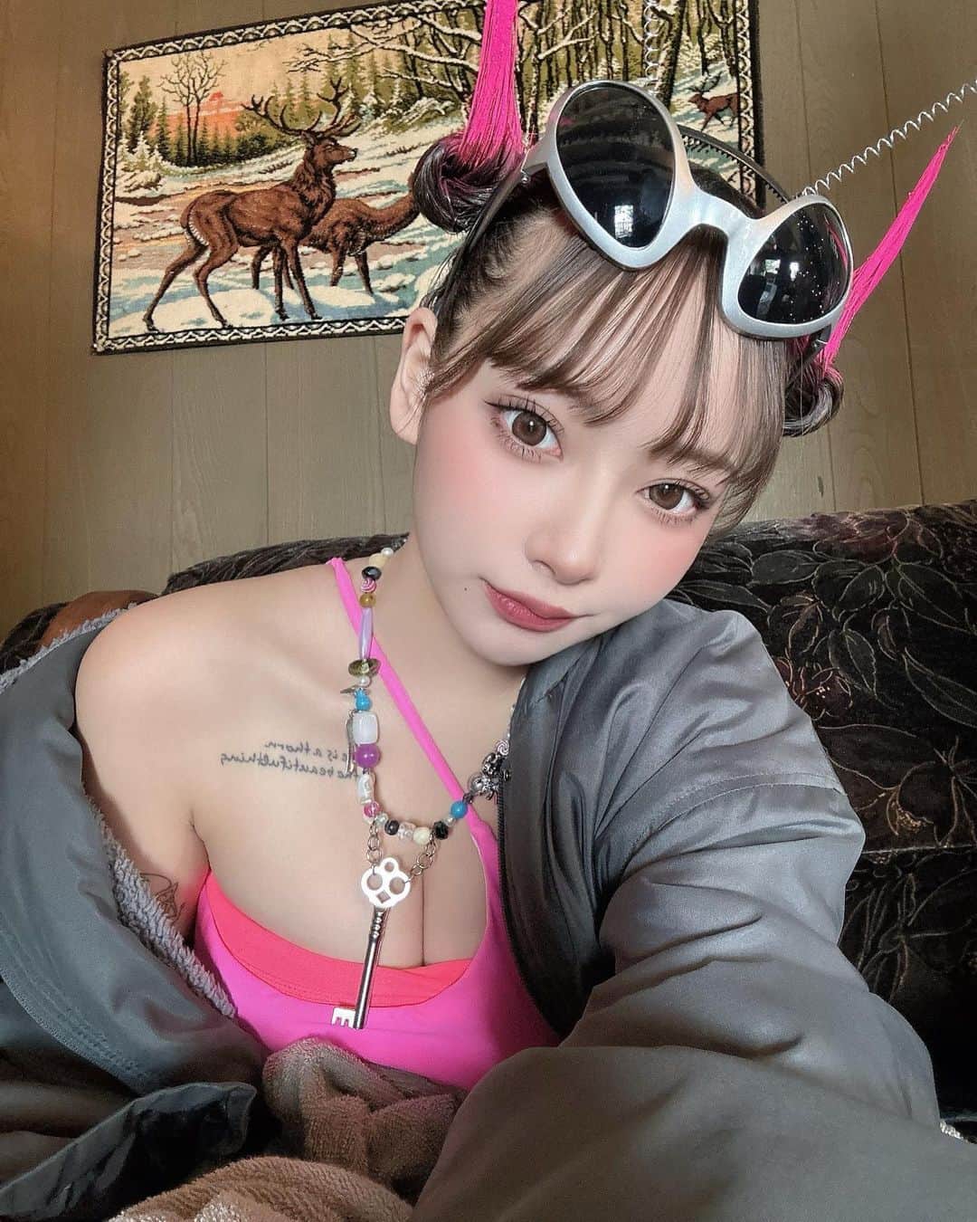 PyunA.(ぴょな)のインスタグラム：「King Gnu 4th ALUBM 「THE GREATEST UNKNOWN」 Teaser Movie   King Gnu NEW ALUBM💿 「THE GREATEST UNKNOWN」 2023.11.29 ON SALE🎧♡ . . ご報告です！！ この度は、King Gnu様の Teaser Movieに出演させて頂きました😉 . . まりんちゃんとみづきちゃんと 宇宙人になったよ〜🩷笑笑 本当にめちゃくちゃ楽しい撮影で、 すごくすごく思い出に残る作品になりました♡ 皆様、是非チェックしてください☑️👽」