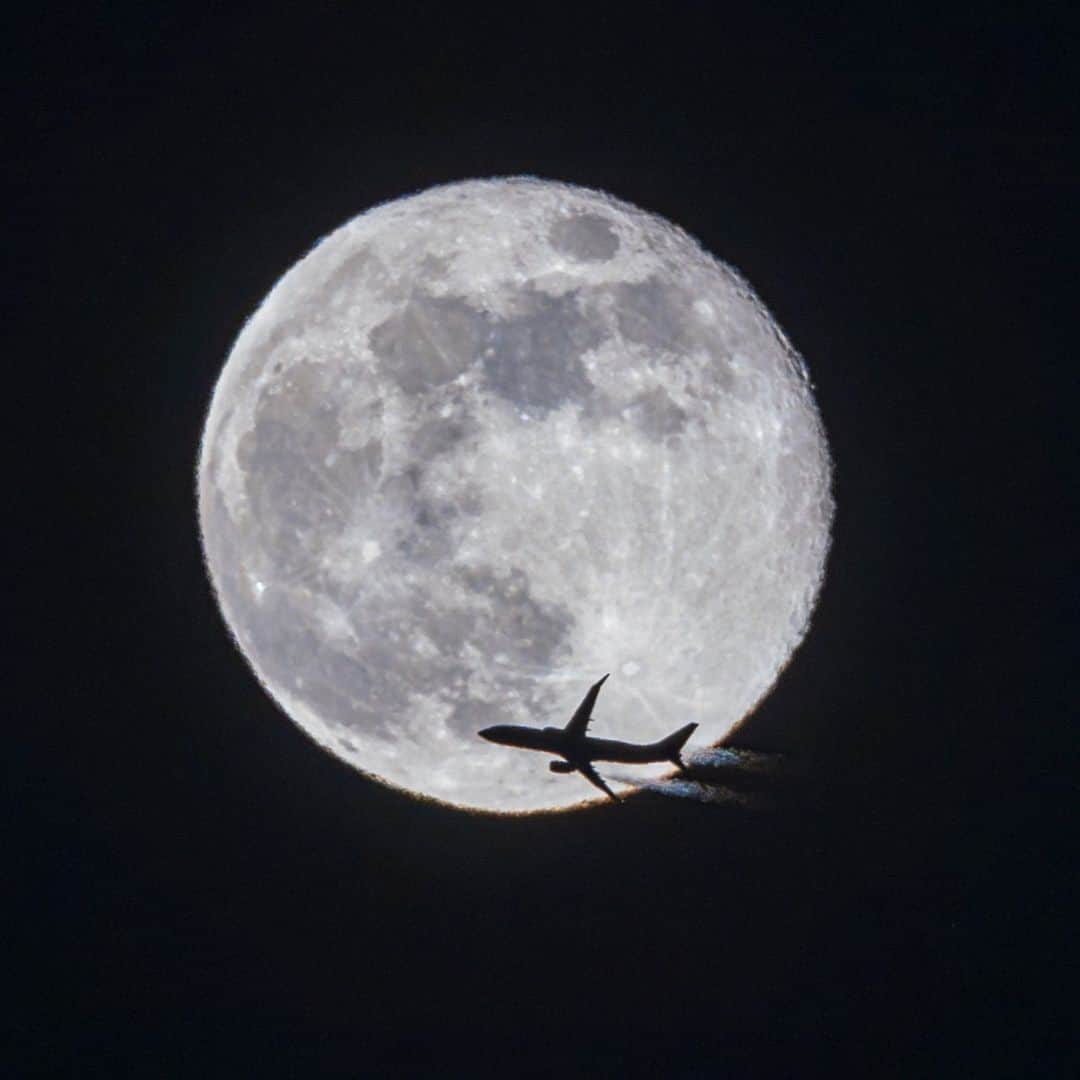 KAGAYAのインスタグラム：「空をご覧ください。 東に十六夜（いざよい）の月が昇りました。 （今、東京にて撮影） 今日もお疲れさまでした。」