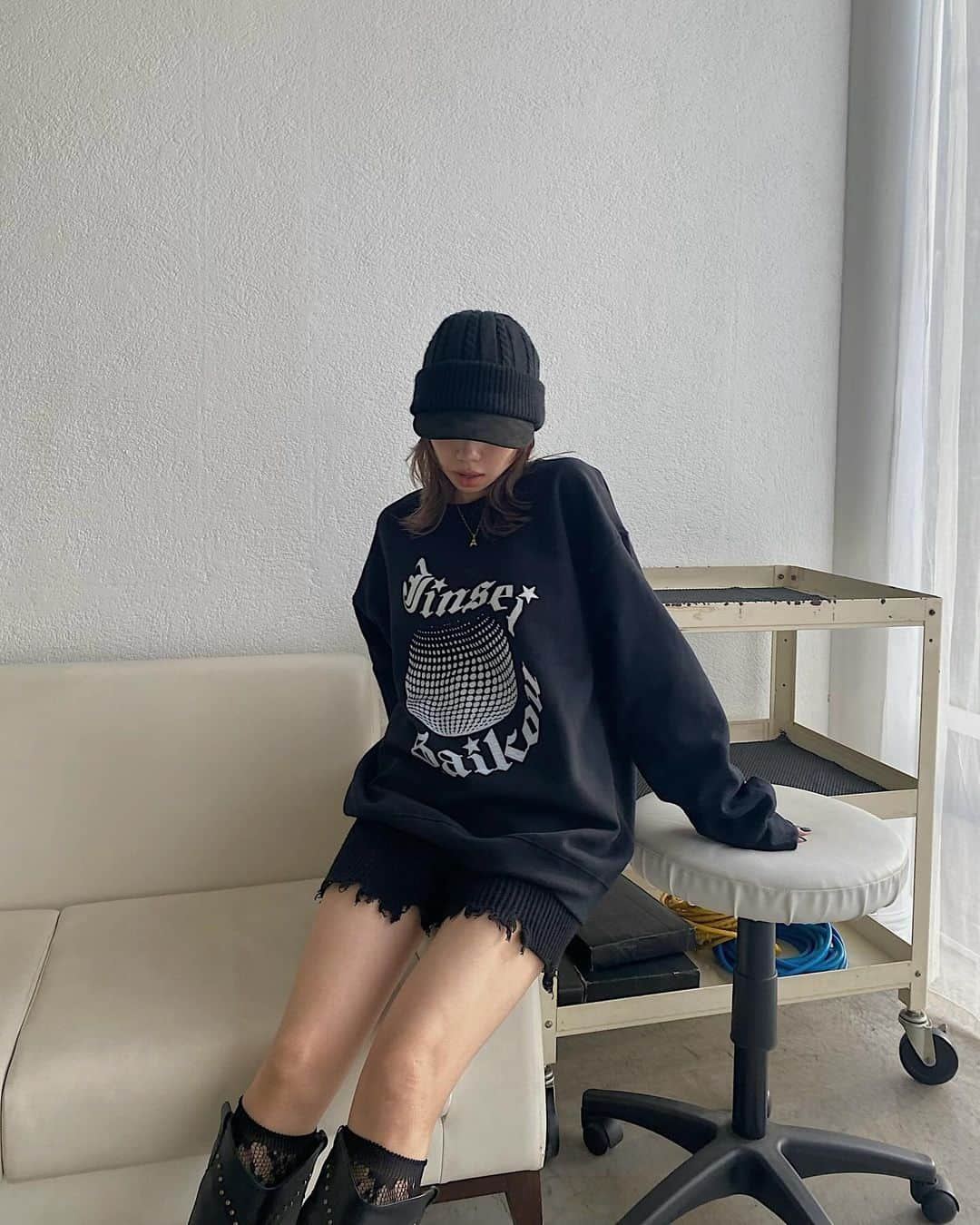 室原彩夏のインスタグラム：「ㅤㅤㅤㅤㅤㅤㅤㅤㅤㅤㅤㅤㅤ マブたちが作ってる jinsei saiko sweat🩶✨🪐 グラフィック可愛くて欲しかったー！ ありがと🩷🩷🩷 11/30日まで受注してるよん ㅤㅤㅤㅤㅤㅤㅤㅤㅤㅤㅤㅤㅤ」