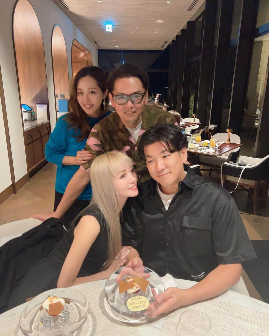 mirayさんのインスタグラム写真 - (mirayInstagram)「8月末にオープンしたHilton沖縄宮古島へ 親友さんカップルと行ってきました😍🏝️  凄く素敵なResort Hotelだった✨  お部屋で合流して軽く0次会🍻  からホテル内のイタリアンでdinner🍽️  旦那さんのお誕生日のお祝いをしていただきました🥹🙏🥂 ありがとうございました💖  全部すっごく美味しくて特にパスタがめちゃくちゃ好みで一瞬で完食😂  この日はお部屋でゆっくりしっかりw飲み お部屋飲みっていいわぁ〜🍷✨ 美味しいワインもご馳走になり楽しすぎた〜😆💕  着いた日は少し曇りで肌寒くて どうなる事かと思ったけど 次の日からはバッチリ晴れて ２日間ゴルフ日和最高だった☀️⛳️  続きます🫶  #宮古島　#宮古島旅行  #miyakoisland #hilton  #hilton沖縄宮古島リゾート  #italianfood #isoletta」11月28日 19時13分 - miray0705