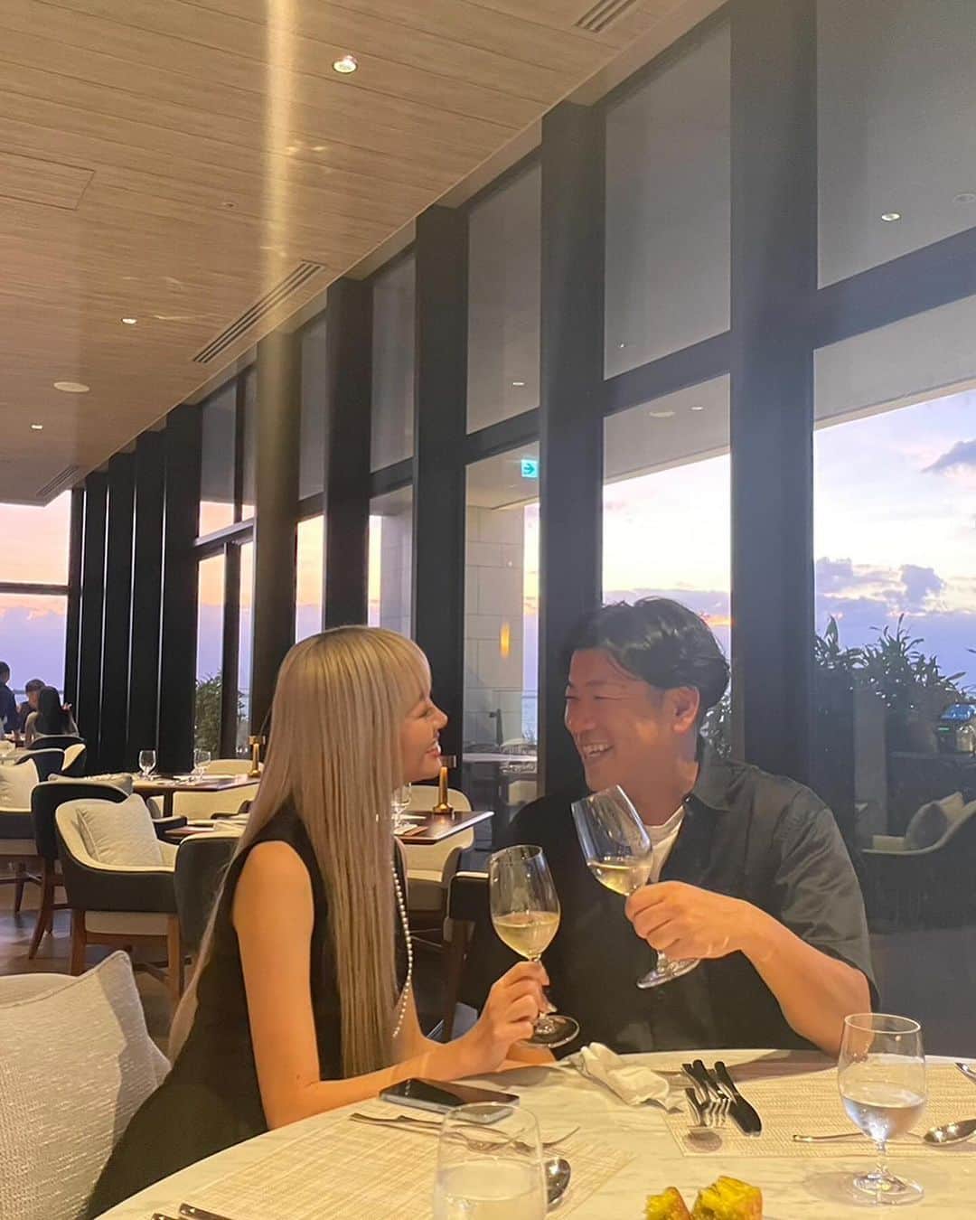 mirayさんのインスタグラム写真 - (mirayInstagram)「8月末にオープンしたHilton沖縄宮古島へ 親友さんカップルと行ってきました😍🏝️  凄く素敵なResort Hotelだった✨  お部屋で合流して軽く0次会🍻  からホテル内のイタリアンでdinner🍽️  旦那さんのお誕生日のお祝いをしていただきました🥹🙏🥂 ありがとうございました💖  全部すっごく美味しくて特にパスタがめちゃくちゃ好みで一瞬で完食😂  この日はお部屋でゆっくりしっかりw飲み お部屋飲みっていいわぁ〜🍷✨ 美味しいワインもご馳走になり楽しすぎた〜😆💕  着いた日は少し曇りで肌寒くて どうなる事かと思ったけど 次の日からはバッチリ晴れて ２日間ゴルフ日和最高だった☀️⛳️  続きます🫶  #宮古島　#宮古島旅行  #miyakoisland #hilton  #hilton沖縄宮古島リゾート  #italianfood #isoletta」11月28日 19時13分 - miray0705