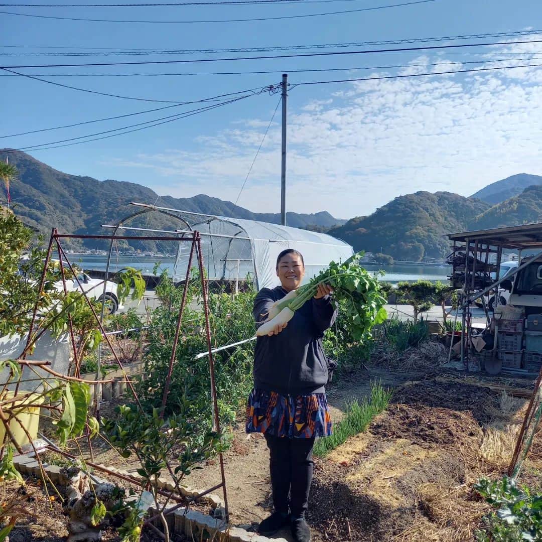 ぢゃいこさんのインスタグラム写真 - (ぢゃいこInstagram)「🍊３年ぶりの愛媛帰省🍊 土曜に新居浜でコメディのお仕事があり、その流れで３年ぶりに宇和島へ帰省できました🍊💕 会いたい人にも会えて行きたいとこにも行けて…バタバタと慌ただしかったですが、故郷を満喫できました✨ また大阪で頑張りマッスル🔥💪 あ、、雨で宇和島城に登ってトレーニング出来なかったのが心残りです😢 ※12月9日(土)NHK📺️19:30～《ブラタモリ》は宇和島市らしいです。宇和島にタモリさんが⁉️って町は大騒ぎだったそうです🤣 そして、その前日12月8日(金)NHK📺️17時～《きん５時》は宇和島出身の私ぢゃいこが出演予定ですので、こちらもお願いしマッスル💓💪 #愛媛 #愛媛県 #宇和島 #宇和島市 #宇和島城 #新居浜 #みきゃんちゃん #きん５時 #ブラタモリ #ぢゃいこ #吉本新喜劇ぢゃいこ #吉本新喜劇」11月28日 19時14分 - dyaimeshi