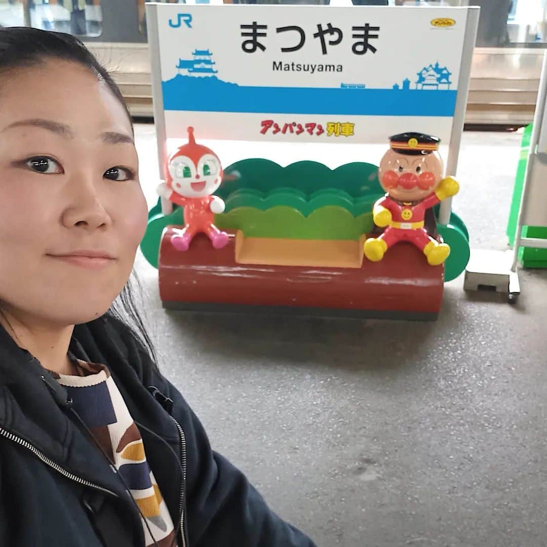 ぢゃいこさんのインスタグラム写真 - (ぢゃいこInstagram)「🍊３年ぶりの愛媛帰省🍊 土曜に新居浜でコメディのお仕事があり、その流れで３年ぶりに宇和島へ帰省できました🍊💕 会いたい人にも会えて行きたいとこにも行けて…バタバタと慌ただしかったですが、故郷を満喫できました✨ また大阪で頑張りマッスル🔥💪 あ、、雨で宇和島城に登ってトレーニング出来なかったのが心残りです😢 ※12月9日(土)NHK📺️19:30～《ブラタモリ》は宇和島市らしいです。宇和島にタモリさんが⁉️って町は大騒ぎだったそうです🤣 そして、その前日12月8日(金)NHK📺️17時～《きん５時》は宇和島出身の私ぢゃいこが出演予定ですので、こちらもお願いしマッスル💓💪 #愛媛 #愛媛県 #宇和島 #宇和島市 #宇和島城 #新居浜 #みきゃんちゃん #きん５時 #ブラタモリ #ぢゃいこ #吉本新喜劇ぢゃいこ #吉本新喜劇」11月28日 19時14分 - dyaimeshi