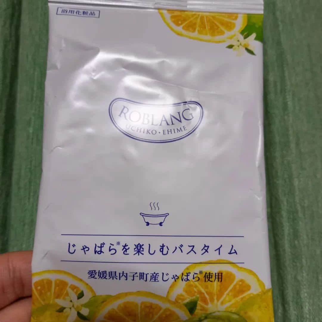 ぢゃいこさんのインスタグラム写真 - (ぢゃいこInstagram)「🍊３年ぶりの愛媛帰省🍊 土曜に新居浜でコメディのお仕事があり、その流れで３年ぶりに宇和島へ帰省できました🍊💕 会いたい人にも会えて行きたいとこにも行けて…バタバタと慌ただしかったですが、故郷を満喫できました✨ また大阪で頑張りマッスル🔥💪 あ、、雨で宇和島城に登ってトレーニング出来なかったのが心残りです😢 ※12月9日(土)NHK📺️19:30～《ブラタモリ》は宇和島市らしいです。宇和島にタモリさんが⁉️って町は大騒ぎだったそうです🤣 そして、その前日12月8日(金)NHK📺️17時～《きん５時》は宇和島出身の私ぢゃいこが出演予定ですので、こちらもお願いしマッスル💓💪 #愛媛 #愛媛県 #宇和島 #宇和島市 #宇和島城 #新居浜 #みきゃんちゃん #きん５時 #ブラタモリ #ぢゃいこ #吉本新喜劇ぢゃいこ #吉本新喜劇」11月28日 19時14分 - dyaimeshi