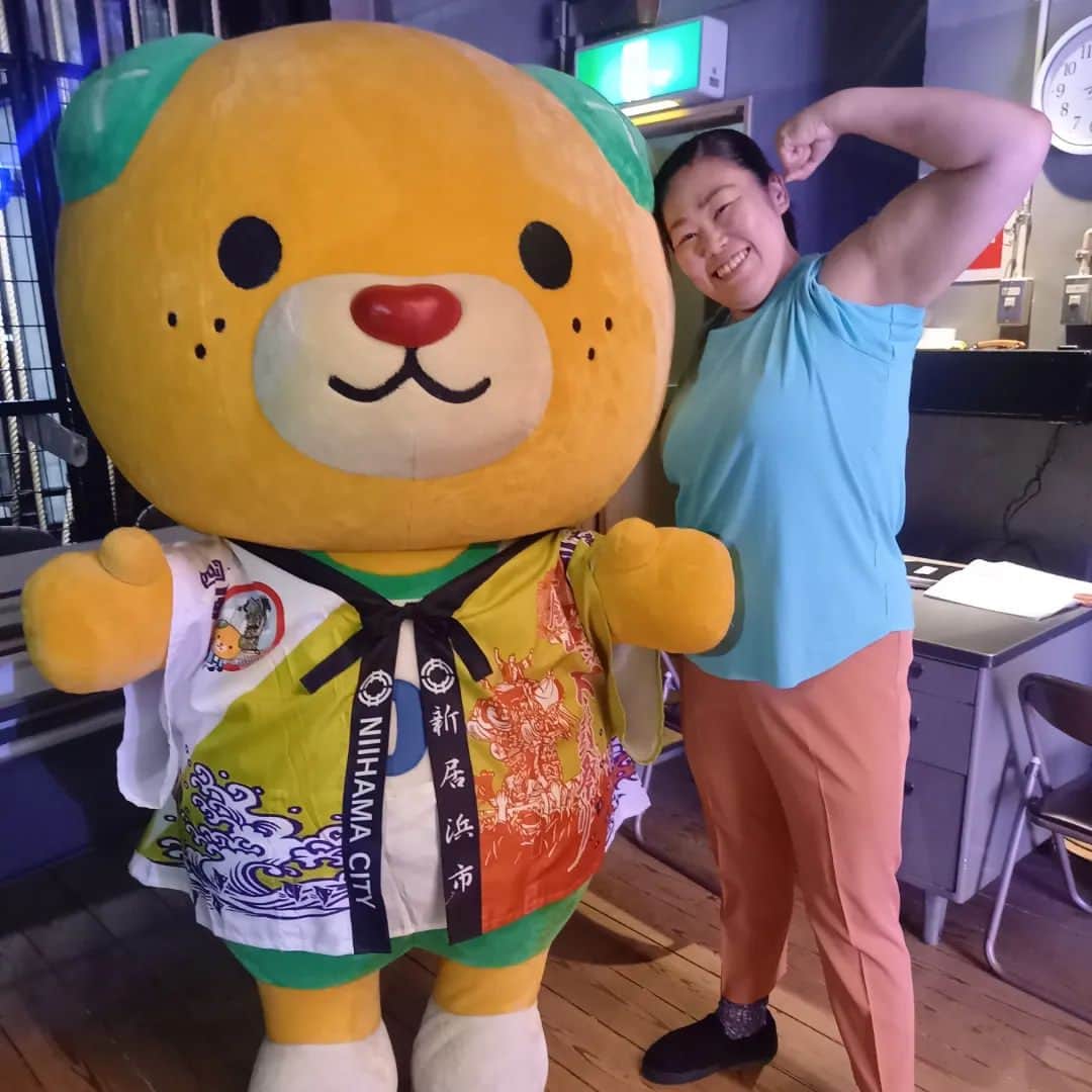 ぢゃいこさんのインスタグラム写真 - (ぢゃいこInstagram)「🍊３年ぶりの愛媛帰省🍊 土曜に新居浜でコメディのお仕事があり、その流れで３年ぶりに宇和島へ帰省できました🍊💕 会いたい人にも会えて行きたいとこにも行けて…バタバタと慌ただしかったですが、故郷を満喫できました✨ また大阪で頑張りマッスル🔥💪 あ、、雨で宇和島城に登ってトレーニング出来なかったのが心残りです😢 ※12月9日(土)NHK📺️19:30～《ブラタモリ》は宇和島市らしいです。宇和島にタモリさんが⁉️って町は大騒ぎだったそうです🤣 そして、その前日12月8日(金)NHK📺️17時～《きん５時》は宇和島出身の私ぢゃいこが出演予定ですので、こちらもお願いしマッスル💓💪 #愛媛 #愛媛県 #宇和島 #宇和島市 #宇和島城 #新居浜 #みきゃんちゃん #きん５時 #ブラタモリ #ぢゃいこ #吉本新喜劇ぢゃいこ #吉本新喜劇」11月28日 19時14分 - dyaimeshi