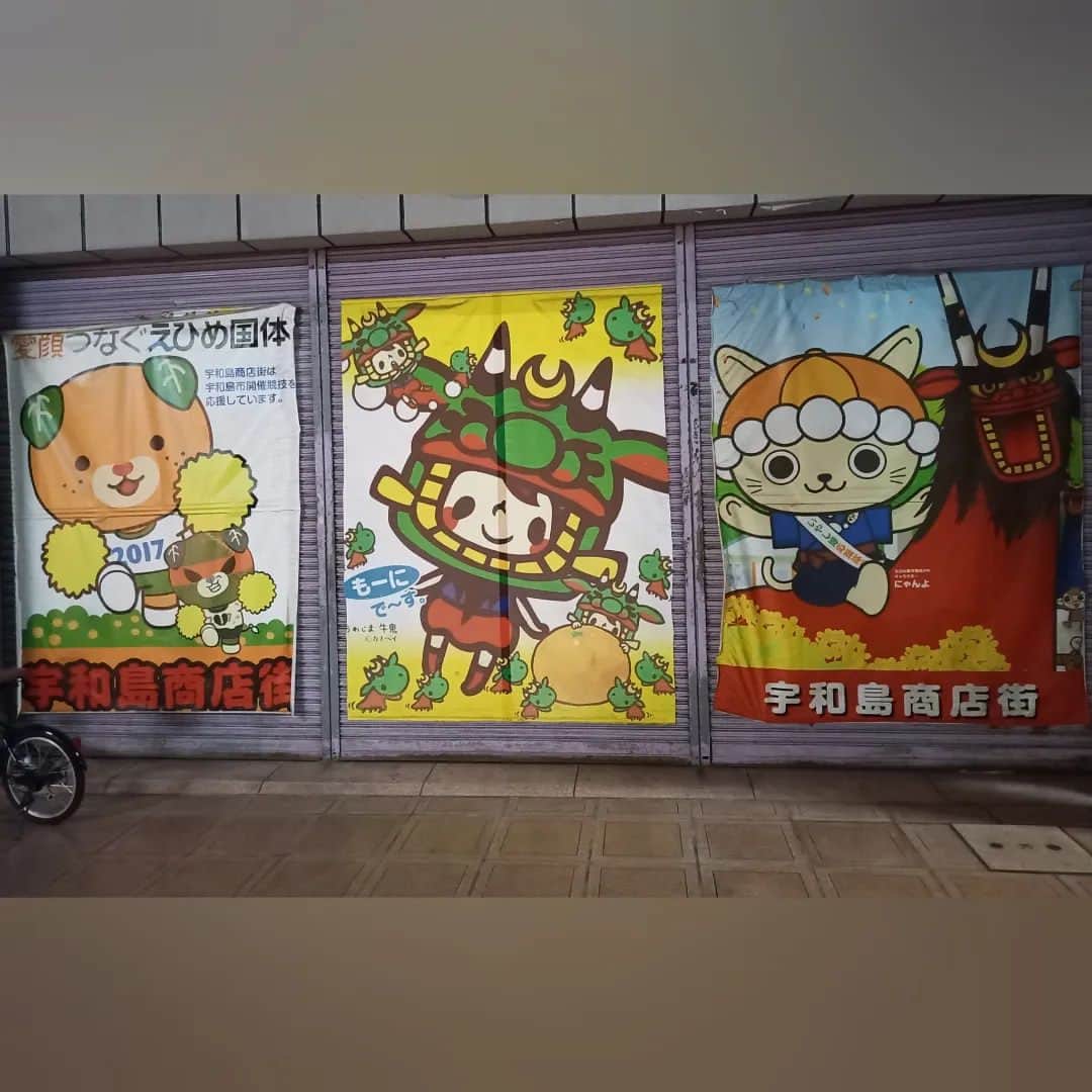 ぢゃいこさんのインスタグラム写真 - (ぢゃいこInstagram)「🍊３年ぶりの愛媛帰省🍊 土曜に新居浜でコメディのお仕事があり、その流れで３年ぶりに宇和島へ帰省できました🍊💕 会いたい人にも会えて行きたいとこにも行けて…バタバタと慌ただしかったですが、故郷を満喫できました✨ また大阪で頑張りマッスル🔥💪 あ、、雨で宇和島城に登ってトレーニング出来なかったのが心残りです😢 ※12月9日(土)NHK📺️19:30～《ブラタモリ》は宇和島市らしいです。宇和島にタモリさんが⁉️って町は大騒ぎだったそうです🤣 そして、その前日12月8日(金)NHK📺️17時～《きん５時》は宇和島出身の私ぢゃいこが出演予定ですので、こちらもお願いしマッスル💓💪 #愛媛 #愛媛県 #宇和島 #宇和島市 #宇和島城 #新居浜 #みきゃんちゃん #きん５時 #ブラタモリ #ぢゃいこ #吉本新喜劇ぢゃいこ #吉本新喜劇」11月28日 19時14分 - dyaimeshi