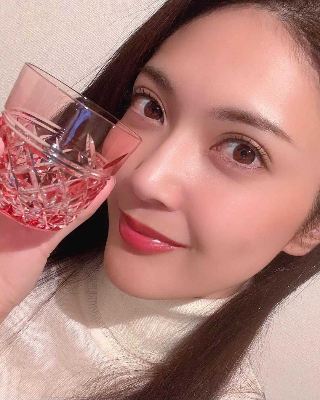 田中道子さんのインスタグラム写真 - (田中道子Instagram)「気が付けば、2023年も残り約1ヶ月。   この1年を満足した方もいれば、「まだまだだった」と感じられる方もいますよね。 皆さんどんな1年過ごしたか、ぜひ教えてください。   そして今回は、2024年に向けて縁起の良いペアグラスをセレクトしました。 グラスの底に、2024年の干支である辰が施されてるんです🐲 端正なデザインと華やかさが豊かな一品です。 辰は、古くから水や海の神として祀られ、幸運や力、そして出世の象徴だそうですよ✨   2024年向けてエンジンかけたい方はぜひ使用してみてくださいね♪  #kagamicrystal #kagami #カガミクリスタル」11月28日 19時24分 - michikotanaka_official