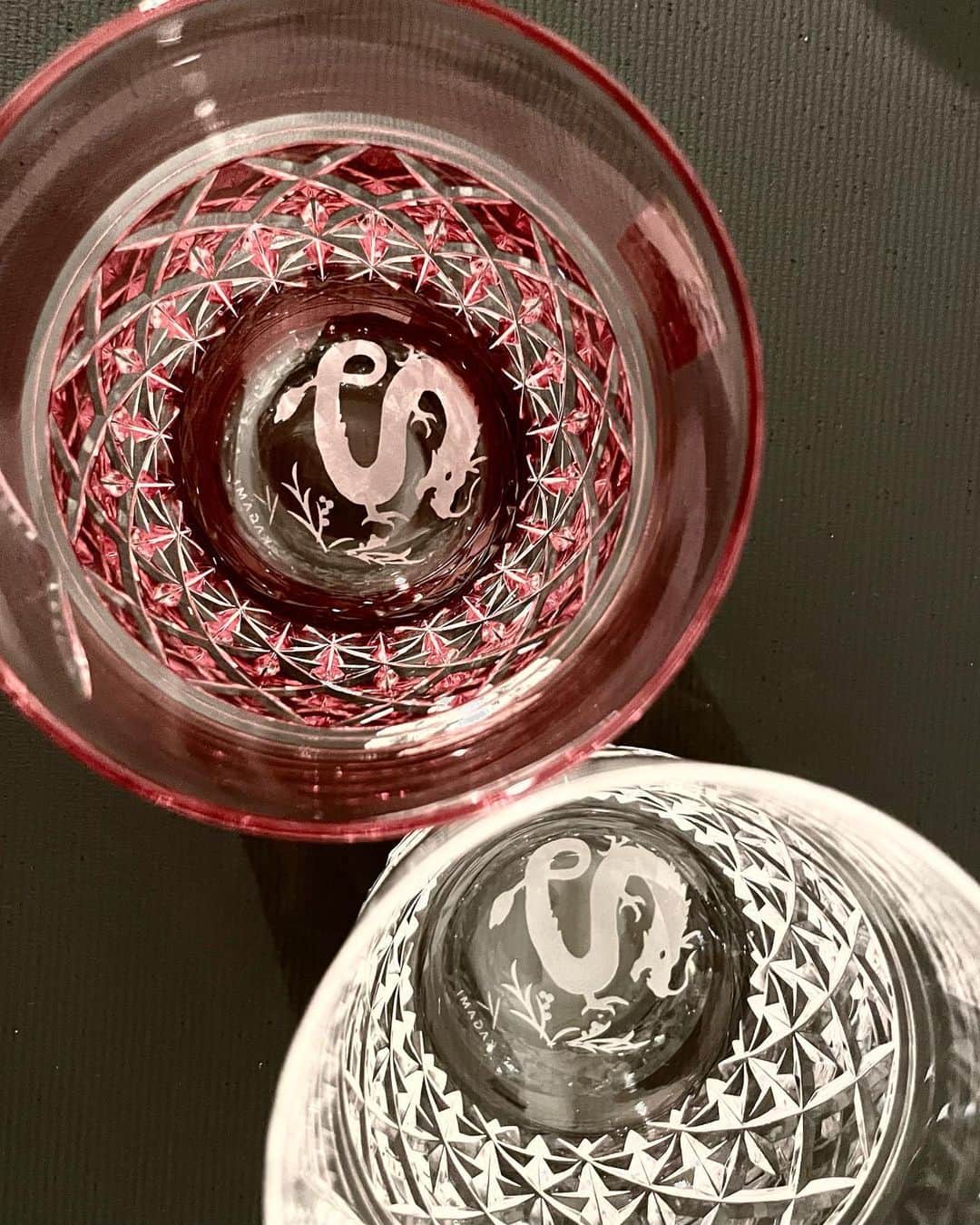 田中道子さんのインスタグラム写真 - (田中道子Instagram)「気が付けば、2023年も残り約1ヶ月。   この1年を満足した方もいれば、「まだまだだった」と感じられる方もいますよね。 皆さんどんな1年過ごしたか、ぜひ教えてください。   そして今回は、2024年に向けて縁起の良いペアグラスをセレクトしました。 グラスの底に、2024年の干支である辰が施されてるんです🐲 端正なデザインと華やかさが豊かな一品です。 辰は、古くから水や海の神として祀られ、幸運や力、そして出世の象徴だそうですよ✨   2024年向けてエンジンかけたい方はぜひ使用してみてくださいね♪  #kagamicrystal #kagami #カガミクリスタル」11月28日 19時24分 - michikotanaka_official