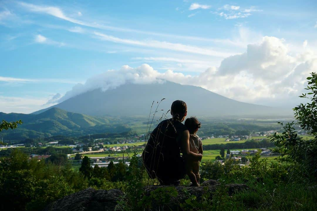 GREGORYのインスタグラム：「【PLAY ON THE EARTH】 ヒマラヤと岩手、どこか懐かしい風景  “岩手に移住して感じるのは、自然に生かされているという感謝が、暮らしのなかに色濃くあることだ。そこに山がある、だから感謝してその恵みをいただく。その意識は、〈GHTプロジェクト〉で見つけたヒマラヤの暮らしともどこかシンクロするという。”  #グレゴリー #gregory #gregorypacks #playontheearth」