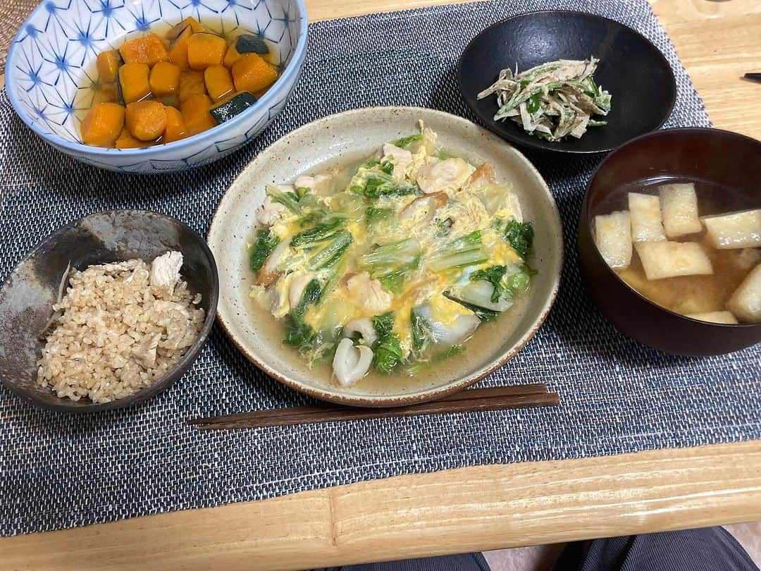 柳家さん生のインスタグラム：「11/28長屋での晩ご飯… 鳥ささみ白菜卵とじ 牛蒡ピーマン胡麻マヨサラダ かぼちゃうま煮 味噌汁(じゃがいも、油揚げ) 鳥ごぼう炊き込み玄米ご飯🍚」