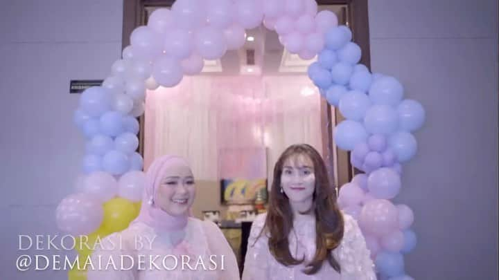 アユ・ティンティンのインスタグラム：「Di Birthday Sumehra yang ke 1 tahun ini Dekorasi aku dari @demaiadekorasi , aku sekeluarga ,udah sering banget pakai dekorasi @demaiadekorasi . Karena decorasinya sesuai pesanan ,hasilnya selalu bagus ✨. Untuk Sumehra birthday tahun ini ,kita pilih tema Eli Kids ,waaa bener- bener keren 😍, Sumehra seneng banget 🤗. Di Demaia lengkap banget bisa  Dekorasi ulang tahun, pernikahan, baby shower, bridal shower, prewedding, gathering dll bisa banget di @demaiadekorasi , terimakasih banyak yah ❤️ Slalu ada disetiap momment kita ❤️」