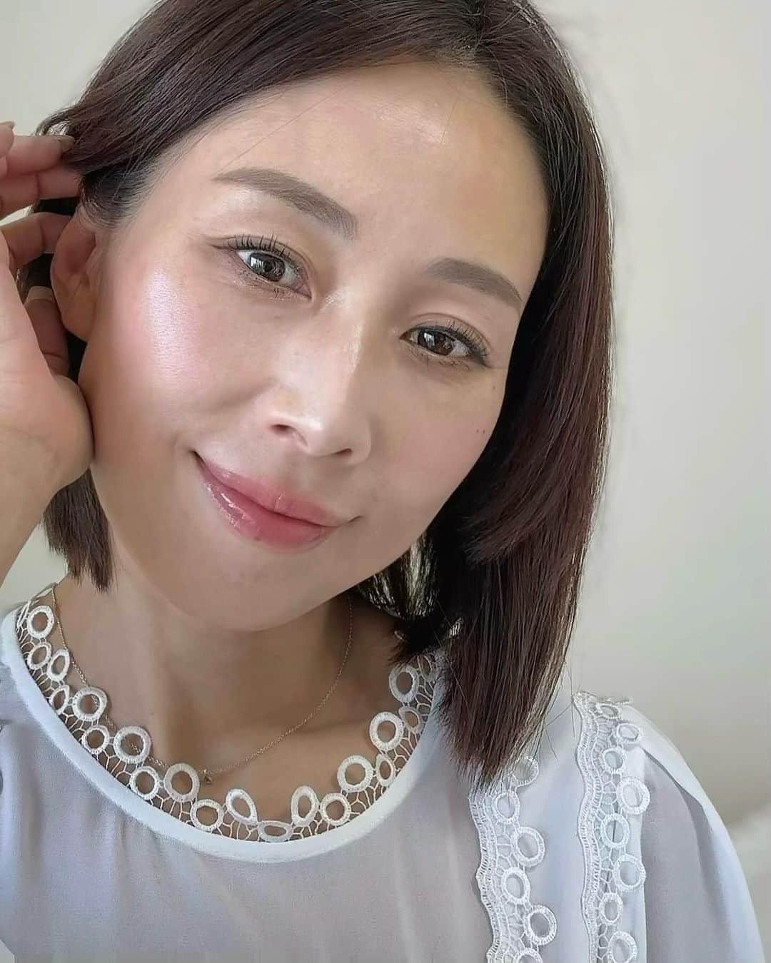 宮田綾子のインスタグラム：「51歳 美容✨季節の変わり目で乾燥するから保湿をかなりしっかりしてる！ おかげでお肌の調子がいい✨最近粉吹きや吹き出物もできてない気がして保湿ってほんと大切ですね☺️  このYunth生ビタミンC美容液は化粧水前に仕込むと朝までしっとりするのでおすすめ🌙 なんと使用期限30秒！新鮮なまま塗れてすっと入るのが効いてるのかも  今なら年に1度だけのYunthの豪華キャンペーン中❤️ 美容液＋ほとんどのトータルケアができるアイテムがセットで買えちゃいます👏 スキンケアの最初の導入美容液だからいつものスキンケアにプラスするだけ、自分へのご褒美にぜひチェックしてみてね✨  ストーリーズにも豪華セットのページを載せておきますので見てみてね👀💕 @ayako__miyata   #PR #yunth #ユンス #導入美容液 #美容液 #保湿ケア #乾燥対策 #スキンケア」