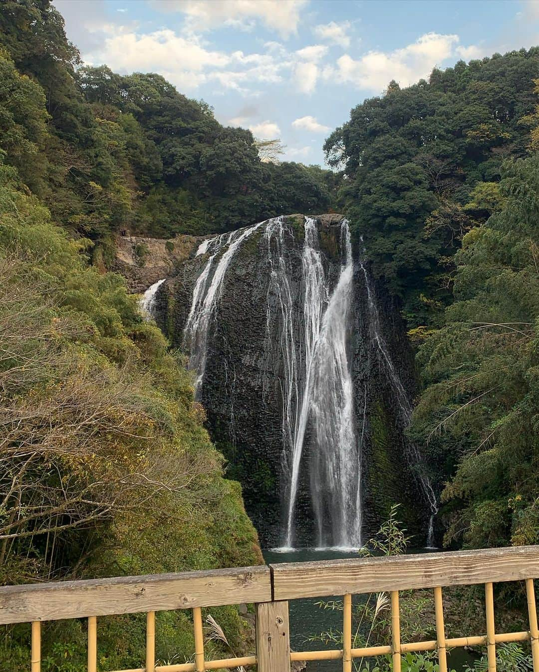 小川夏果さんのインスタグラム写真 - (小川夏果Instagram)「【映画郷ロケ地／鹿児島県姶良市・龍門滝（日本の滝百選）】網掛川の上流に位置し、高さ46ｍ、幅43ｍの雄大な滝で、県下でもまれに見る名滝のひとつ。 昔、唐人がこの滝を賛美して「漢土の龍門の瀑を見るが如し」と言ったことがこの名の由来とされている。橘南湲が紀行文「西遊記」の一節で絶賛し、また安井息軒をして「観瀑の譜」を作らせたことでも有名。夜間はライトアップされ幻想的な姿に。滝に面し滝観音（市指定文化財）のある展望台があります。 帰りは隣にある温泉【龍門滝温泉】へ。ガラス張りの浴室から龍門滝の流れるさまを間近に見ることができます。 自然の恵みに感謝する日々。癒されました。  #鹿児島 #鹿児島観光 #鹿児島観光スポット #滝 #滝百選 #日本の滝 #日本の滝百選 #自然 #自然の恵み #自然の美しさ #自然のある暮らし #温泉 #温泉旅行 #鹿児島温泉 #九州」11月28日 19時22分 - ogawanachu