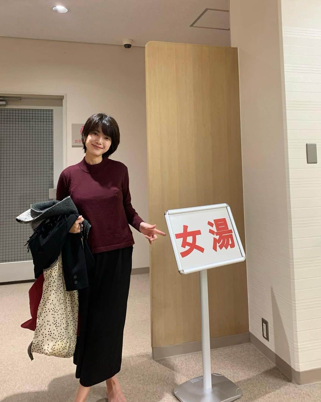 小川夏果さんのインスタグラム写真 - (小川夏果Instagram)「【映画郷ロケ地／鹿児島県姶良市・龍門滝（日本の滝百選）】網掛川の上流に位置し、高さ46ｍ、幅43ｍの雄大な滝で、県下でもまれに見る名滝のひとつ。 昔、唐人がこの滝を賛美して「漢土の龍門の瀑を見るが如し」と言ったことがこの名の由来とされている。橘南湲が紀行文「西遊記」の一節で絶賛し、また安井息軒をして「観瀑の譜」を作らせたことでも有名。夜間はライトアップされ幻想的な姿に。滝に面し滝観音（市指定文化財）のある展望台があります。 帰りは隣にある温泉【龍門滝温泉】へ。ガラス張りの浴室から龍門滝の流れるさまを間近に見ることができます。 自然の恵みに感謝する日々。癒されました。  #鹿児島 #鹿児島観光 #鹿児島観光スポット #滝 #滝百選 #日本の滝 #日本の滝百選 #自然 #自然の恵み #自然の美しさ #自然のある暮らし #温泉 #温泉旅行 #鹿児島温泉 #九州」11月28日 19時22分 - ogawanachu