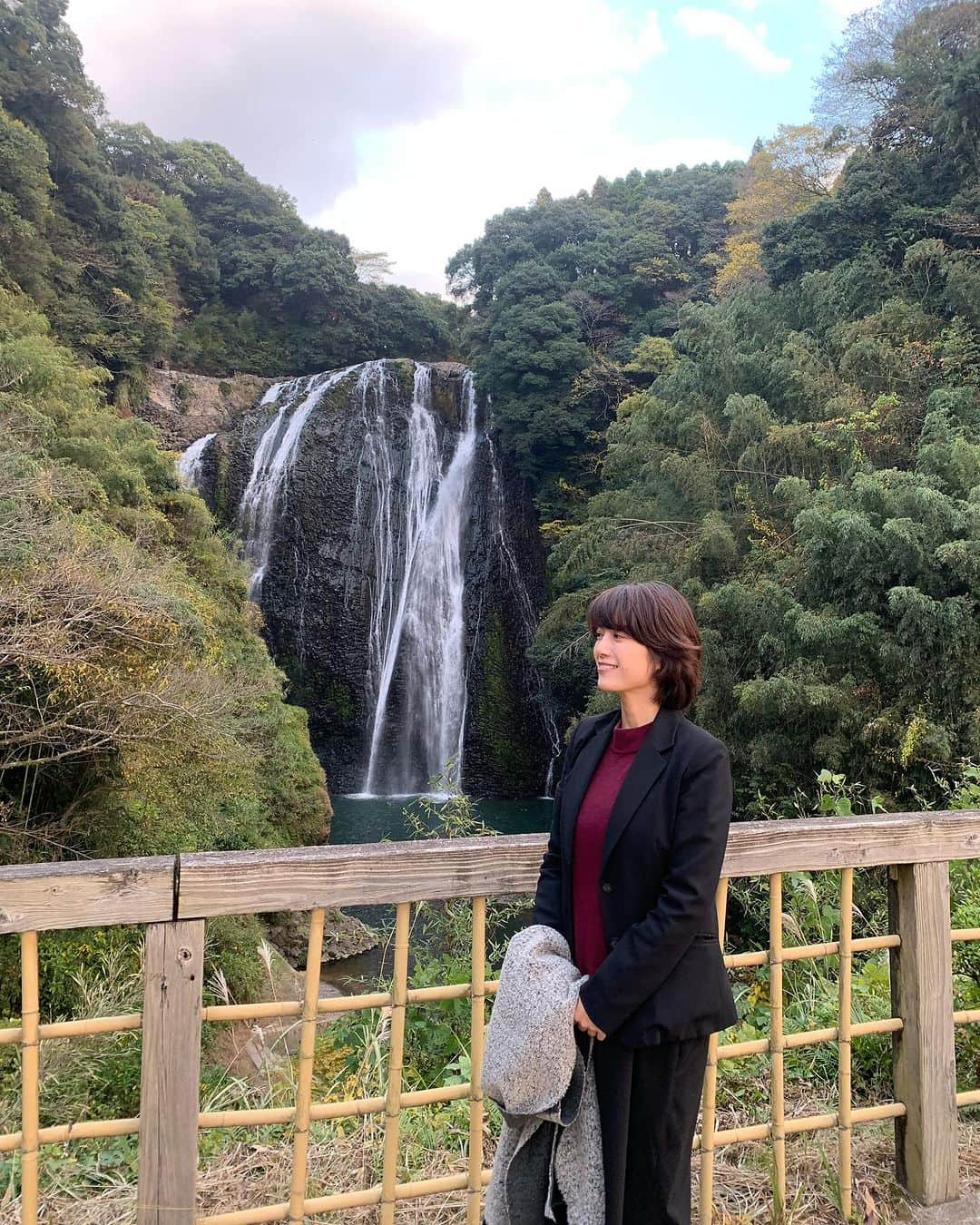 小川夏果のインスタグラム：「【映画郷ロケ地／鹿児島県姶良市・龍門滝（日本の滝百選）】網掛川の上流に位置し、高さ46ｍ、幅43ｍの雄大な滝で、県下でもまれに見る名滝のひとつ。 昔、唐人がこの滝を賛美して「漢土の龍門の瀑を見るが如し」と言ったことがこの名の由来とされている。橘南湲が紀行文「西遊記」の一節で絶賛し、また安井息軒をして「観瀑の譜」を作らせたことでも有名。夜間はライトアップされ幻想的な姿に。滝に面し滝観音（市指定文化財）のある展望台があります。 帰りは隣にある温泉【龍門滝温泉】へ。ガラス張りの浴室から龍門滝の流れるさまを間近に見ることができます。 自然の恵みに感謝する日々。癒されました。  #鹿児島 #鹿児島観光 #鹿児島観光スポット #滝 #滝百選 #日本の滝 #日本の滝百選 #自然 #自然の恵み #自然の美しさ #自然のある暮らし #温泉 #温泉旅行 #鹿児島温泉 #九州」