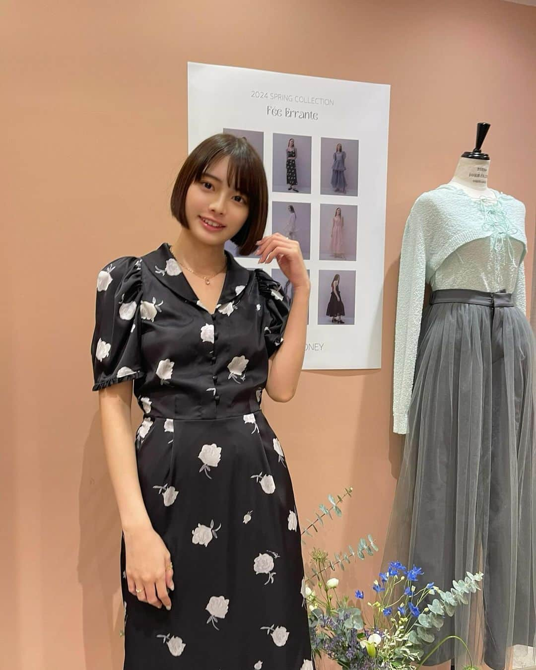 藤田いろはのインスタグラム：「大好きな　@honeymihoney_official さんの展示会に行ってきましたー！！ お洋服ももちろん大好きなんだけど、アクセもかわいくてめっちゃ使ってる🫶 毎回展示会行くとオーダーした服早く着たいって言ってるけど、今回もめちゃくちゃかわいくて早く着たい🩵 ちなみに1枚目の服もオーダーしたよー！ すごい着心地良くて楽ちんなのに可愛いから意味わからんよね、最高 いつもかわいいをありがとうございます♡」