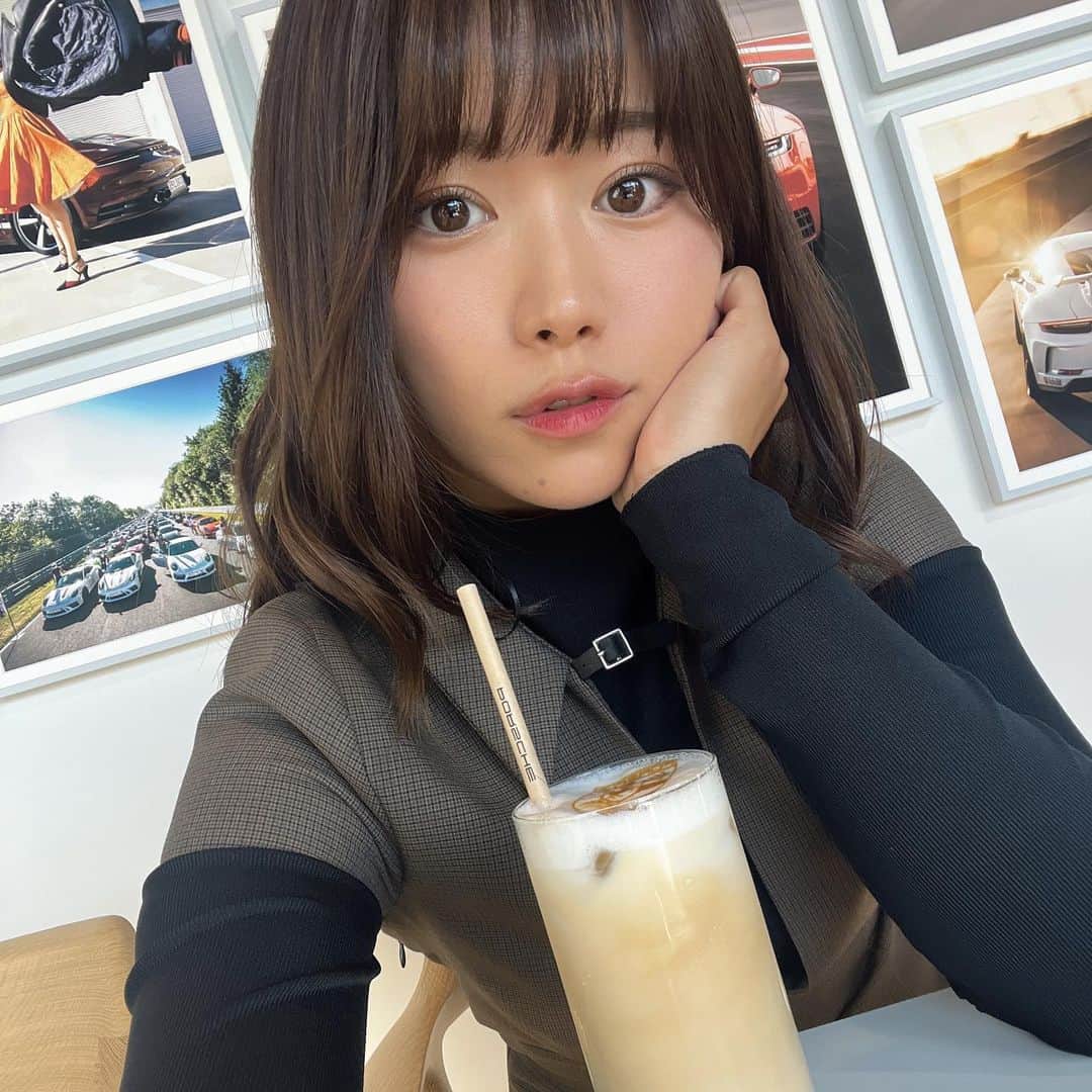 山内鈴蘭さんのインスタグラム写真 - (山内鈴蘭Instagram)「撮影にて @pectokyo へ行ってきました🥺❤️‍🔥 憧れのポルシェを全力で体験できる場所！！！！！  #ポルシェエクスペリエンスセンター東京  日本は世界で9番目に作られたそうです👏  誰でも予約をすれば最新型のポルシェに乗れたり、 #デモンストレーションラップ というドライビングコーチが運転し、助手席で180キロ以上の速さを体験🥺🥺🥺❤️‍🔥  最高に楽しかった！ 普通の道では体験できない、ポルシェの本気を感じた速さ！  完全にジェットコースター🤣❤️❤️  ポルシェの車を全部シミュレーションで体験できる場所もあって、レーシングカーを私も挑戦😳！！ 楽しくて1時間くらいやってしまった、、、🤣🌈🌈  たぶんね、中身男の子なんだと思う。 超絶楽しくて興奮した！車好きになったー🥰  車好きの方にはたまらない場所！！  どなたでもポルシェを体験できる場所なので、是非❤️❤️  #ポルシェ #千葉県 #千葉県木更津市 #PORSCHE #porsche911 #ポルシェ911 #千葉県観光スポット #車好き #ポルシェカフェ #ゴルフ女子 #ゴルフ好きな人と繋がりたい」11月28日 19時32分 - xxsuzuranxx