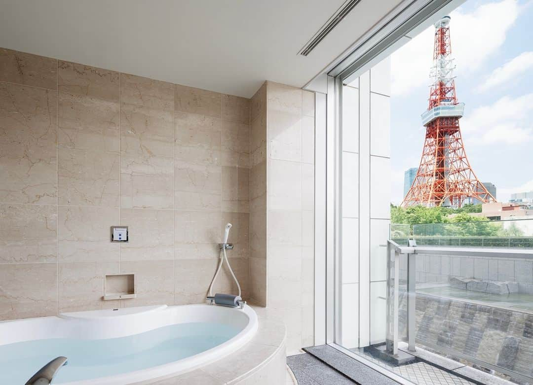 ザ・プリンス パークタワー東京のインスタグラム：「東京タワーの眺めに癒される至福のバスタイムを。  Indulge in a most blissful bath time with the mighty Tokyo Tower as your atmospheric backdrop.  Share your own images with us by tagging @princeparktowertokyo —————————————————————  #theprinceparktowertokyo #tokyoview #toykostay #ThePreferredLife #ザプリンスパークタワー東京 #ホテルステイ #東京タワーが見えるホテル」