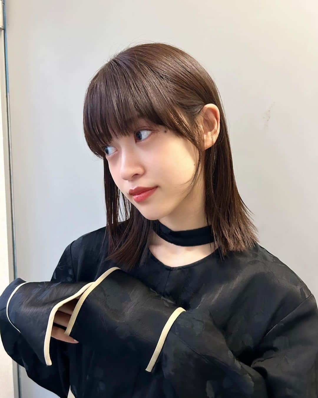 東李苑さんのインスタグラム写真 - (東李苑Instagram)「式後メンテナンスも💇🏻‍♀️✨ @2ndroomtchair.ayako   久しぶりに前髪も復活しました✌︎  綺麗に伸ばすために ちょこちょこ切ってるけど これでも一応ロング目指してます🙂  中途半端な長さは嫌いだけど 毎回飽きがこないスタイルを提案してもらって有難い…🥲✨  やっぱ綾子さんだなあああ！」11月28日 19時32分 - az_rion