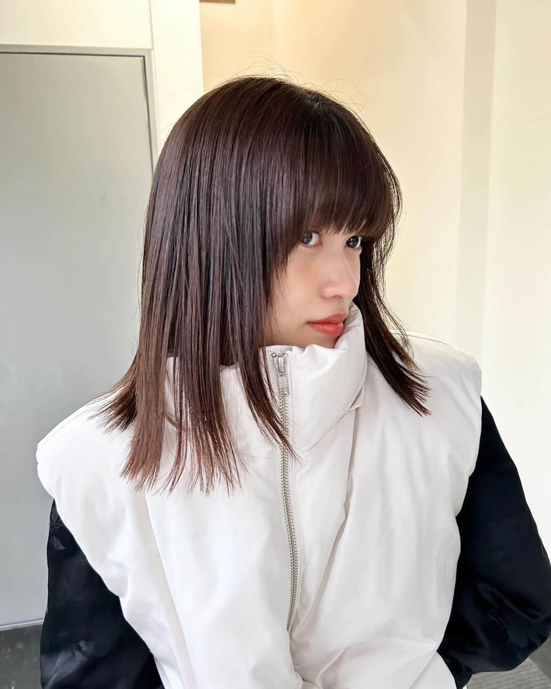 東李苑さんのインスタグラム写真 - (東李苑Instagram)「式後メンテナンスも💇🏻‍♀️✨ @2ndroomtchair.ayako   久しぶりに前髪も復活しました✌︎  綺麗に伸ばすために ちょこちょこ切ってるけど これでも一応ロング目指してます🙂  中途半端な長さは嫌いだけど 毎回飽きがこないスタイルを提案してもらって有難い…🥲✨  やっぱ綾子さんだなあああ！」11月28日 19時32分 - az_rion