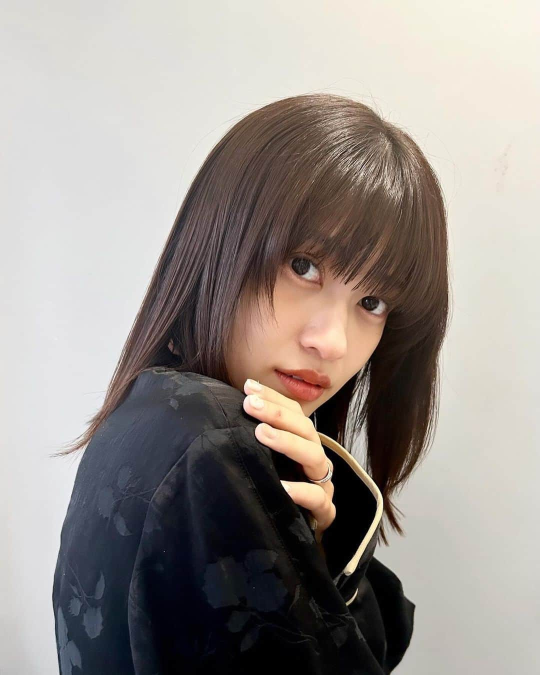 東李苑さんのインスタグラム写真 - (東李苑Instagram)「式後メンテナンスも💇🏻‍♀️✨ @2ndroomtchair.ayako   久しぶりに前髪も復活しました✌︎  綺麗に伸ばすために ちょこちょこ切ってるけど これでも一応ロング目指してます🙂  中途半端な長さは嫌いだけど 毎回飽きがこないスタイルを提案してもらって有難い…🥲✨  やっぱ綾子さんだなあああ！」11月28日 19時32分 - az_rion