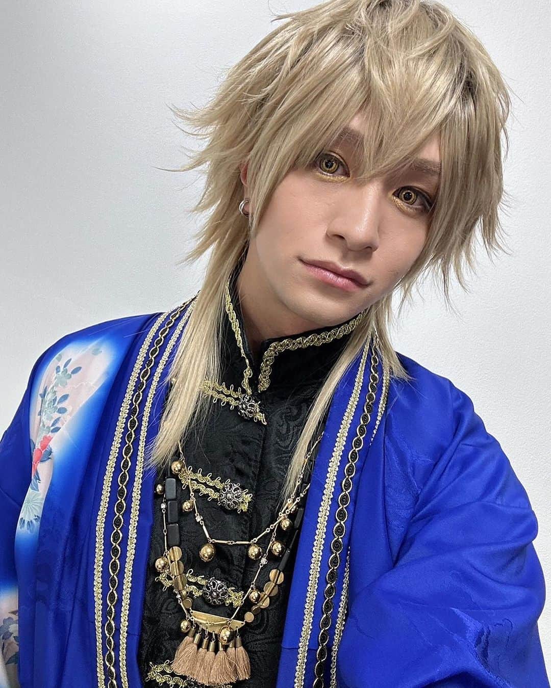NAOMIのインスタグラム：「我が家が 応援している"福山聖二くん"の舞台が明日から始まります🎉 @fukuyama9seiji17   ★池袋あうるすぽっとにて ★鬼神の影法師 ★明日から12月6日まで  チケットや詳細はストーリーにアップ致します。  #私達も行きます😁 是非，ご覧くださいませ。」