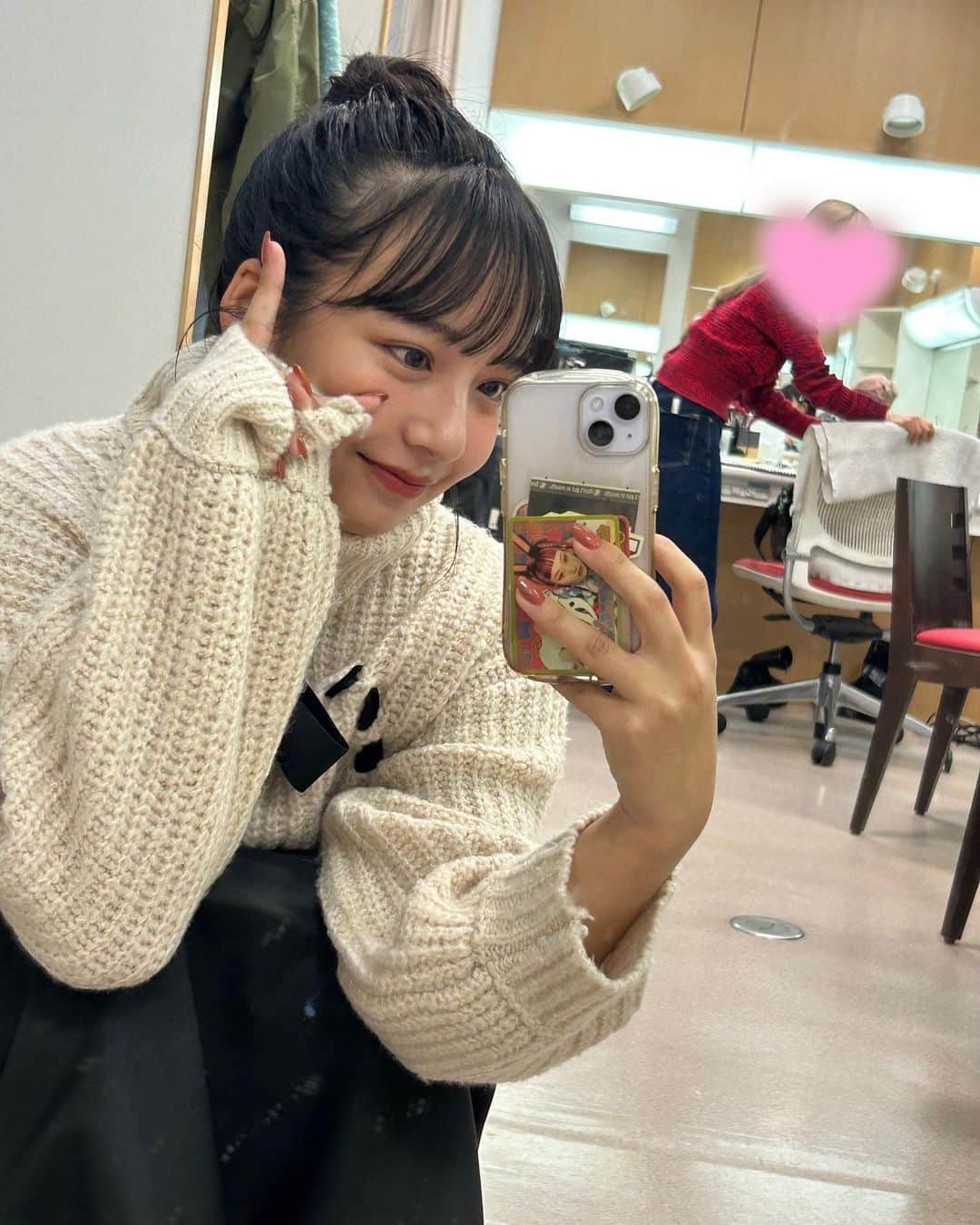 山之内すずのインスタグラム：「メイクさんもピースしてくれた✌️」