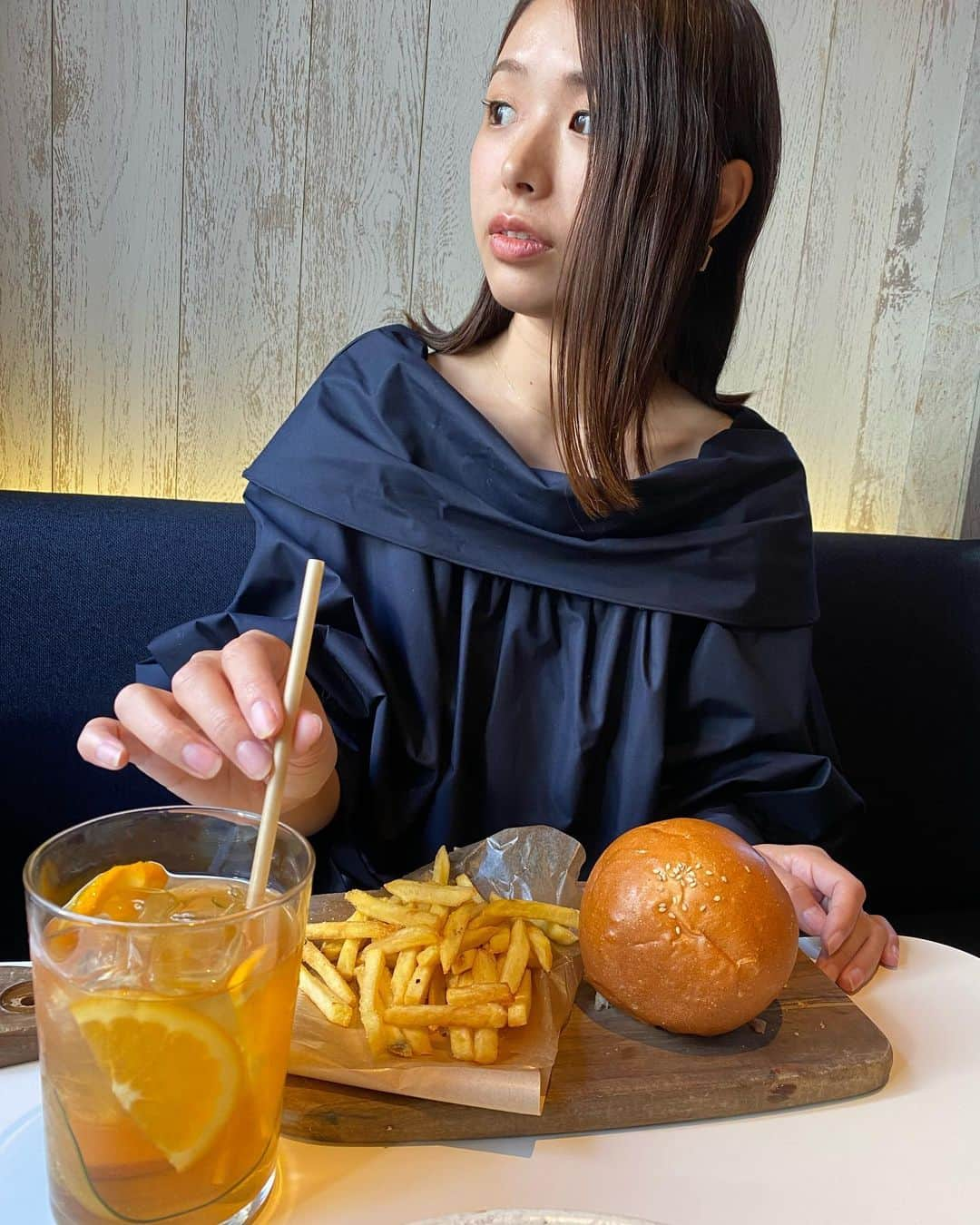 片桐優妃さんのインスタグラム写真 - (片桐優妃Instagram)「町田においしいハンバーガーが食べられるおしゃれなカフェがあると聞いてドライブがてら皆で行ってきました🍔 . そしたら豪華なおこさまランチもあってこどもも大喜び😆ハンバーガーはハンバーガーだいすきな夫も太鼓判💮人気の理由も納得👏 テラス席もあって話題のお店のようで、お昼時は行列でした👫 . 📍44Apartment 町田🫖 予約もできるよ🙆‍♀️ . 町田ってかなり久しぶりに行ったけどすごく活気があってにぎわってて行列のお店や人気のスポットは他にもたくさん😆 まちだで好きを続ける、ってプロモーションサイトでも町田の魅力がチェックできるよ🤗 @machida_cp  #まちだで好きを続ける 👆このハッシュタグもぜひ見て&町田に行ったら使ってみてね😋♬ . #PR #いいことふくらむまちだ #まちだで好きを続ける #町田観光 #44apartment #44apartment町田 #町田カフェ #町田グルメ #町田ランチ #子連れカフェ #子連れカフェ東京」11月28日 19時28分 - yuki710