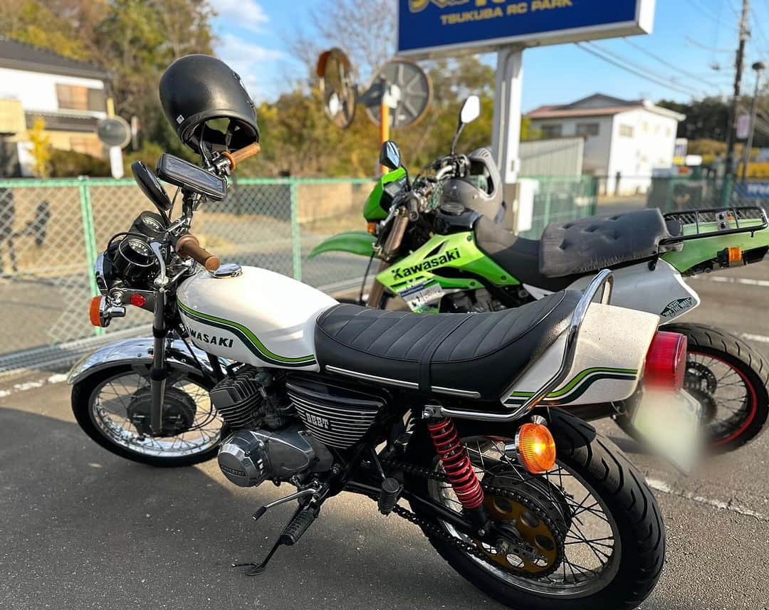 ヒロシさんのインスタグラム写真 - (ヒロシInstagram)「大和とベアーズと、ラジコンの練習にバイクで行ってきたよ。  バイクはずっと調子悪くて買ってから乗ってなくて。  ちゃんと整備してくれるバイク屋さんに頼んで復活！  外装も変えたよ。」11月28日 19時29分 - hiroshidesu.official