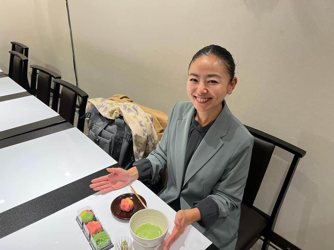 高松いくさんのインスタグラム写真 - (高松いくInstagram)「😍❤️  １枚目の写真🤳なんの体験だと思います？？？  京都タワーでは いろんな京都の体験の種類があって 朝から夜まで何回か開催しているので  私は帰り際に、体験&家族にお土産にもなりました😊  ずっとやってみたかった《和菓子作り》体験🇯🇵  4つ作って、1つをその場でお茶🍵と一緒にいただいて 3つをお土産に持って帰れます😍  オンリーワンの　#京都 の　#お土産   楽しかった🤭❤️  #和菓子屋  #ねりきり  #手作り  #京都土産  #体験  #kyoto #wagashi」11月28日 19時29分 - iku_takamatsu_trip_sup_yoga