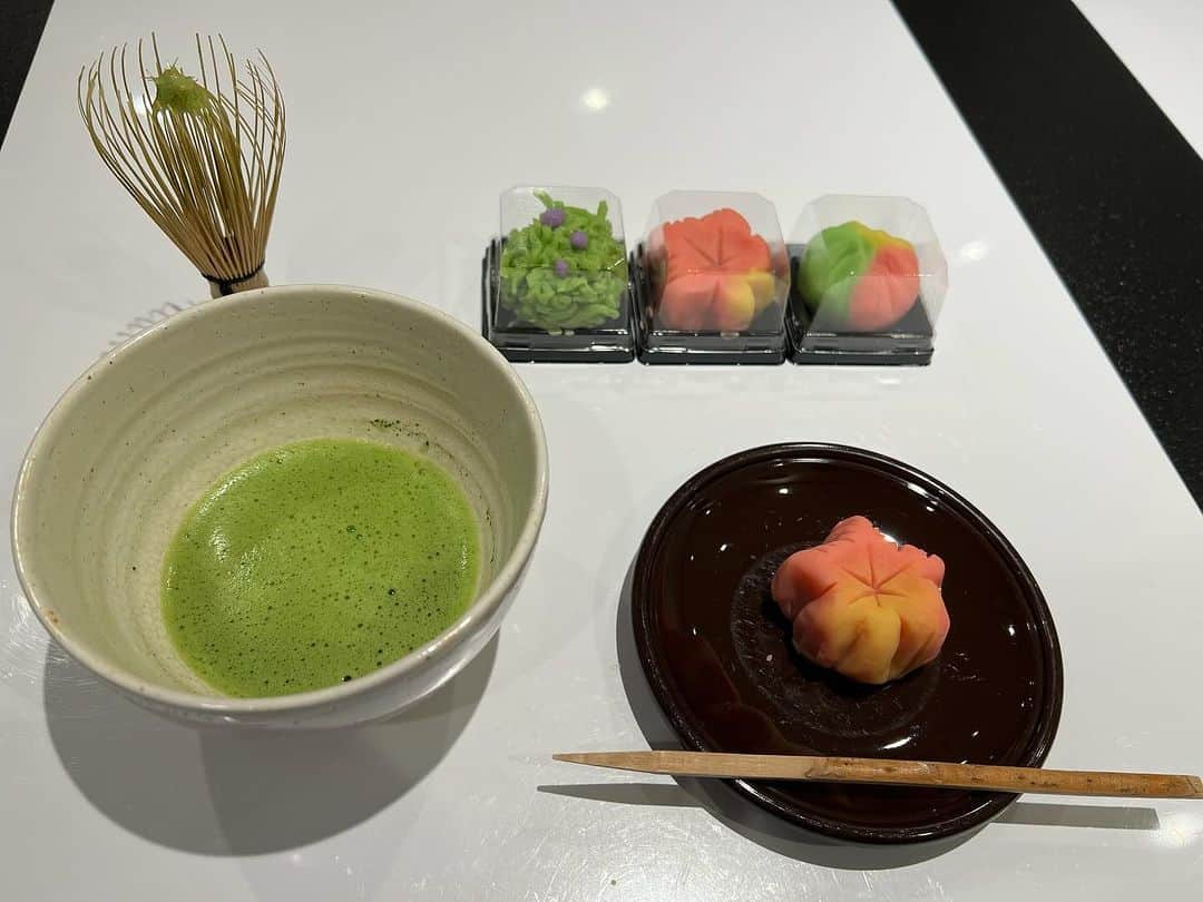 高松いくさんのインスタグラム写真 - (高松いくInstagram)「😍❤️  １枚目の写真🤳なんの体験だと思います？？？  京都タワーでは いろんな京都の体験の種類があって 朝から夜まで何回か開催しているので  私は帰り際に、体験&家族にお土産にもなりました😊  ずっとやってみたかった《和菓子作り》体験🇯🇵  4つ作って、1つをその場でお茶🍵と一緒にいただいて 3つをお土産に持って帰れます😍  オンリーワンの　#京都 の　#お土産   楽しかった🤭❤️  #和菓子屋  #ねりきり  #手作り  #京都土産  #体験  #kyoto #wagashi」11月28日 19時29分 - iku_takamatsu_trip_sup_yoga