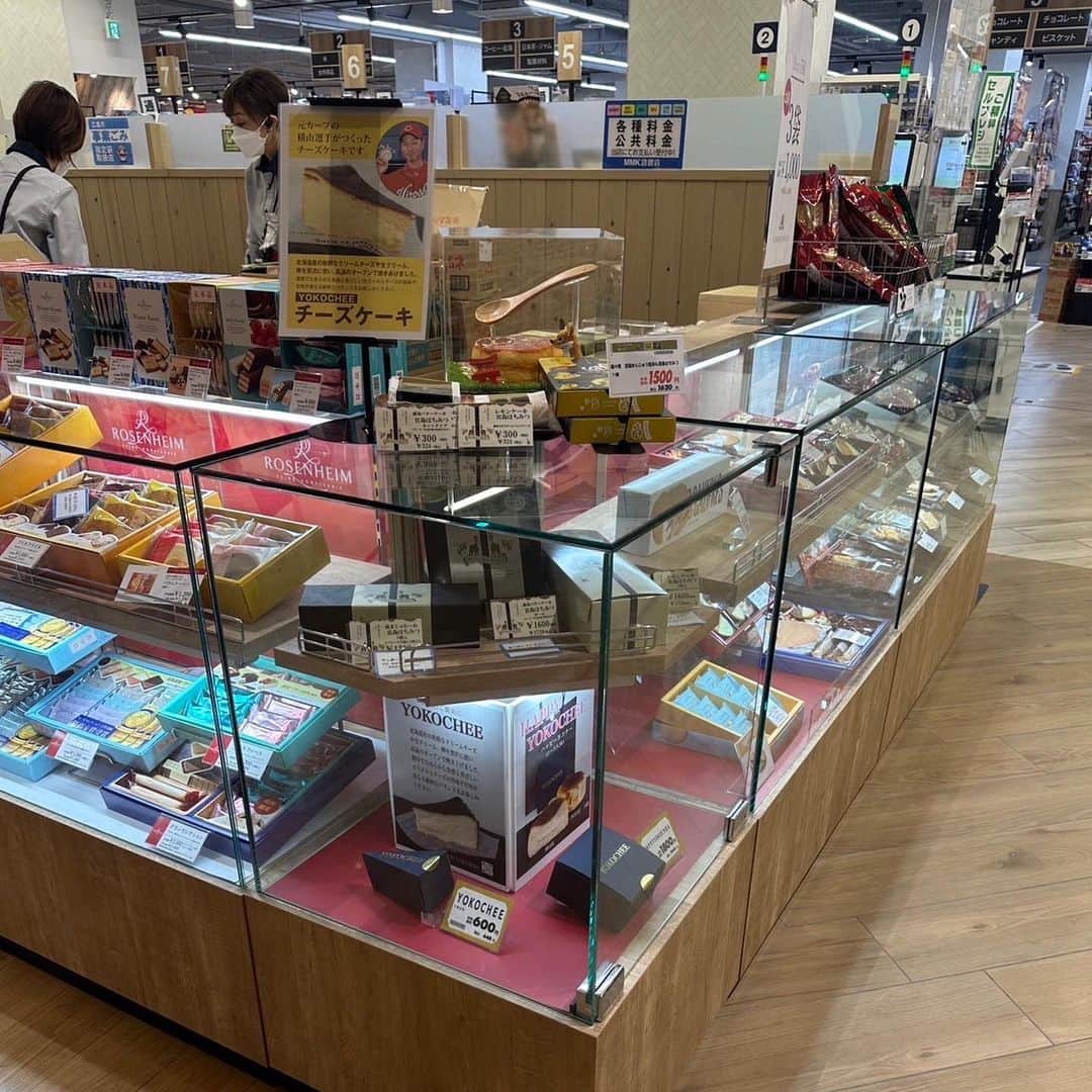 横山弘樹さんのインスタグラム写真 - (横山弘樹Instagram)「【発表】YOKOCHEE店頭販売決定🎉  ついにYOKOCHEEがアルパーク・フレスタさんの店舗限定で店頭販売させて頂くことが決定しました〜🧀✨‼︎‼︎‼︎‼︎‼︎  ひとまずは1ヶ月限定なので、 この期間にいっぱい買ってください🎅🏻🎄  どんなもんじゃいと、1回は買って食べてみてほしいです🥳  そしてできることなら 友達にプレゼントしてあげてください🎅🏻🎄  そしてクリスマスをYOKOCHEEでお腹いっぱいにしておくれ🎅🏻🎄笑笑  箱も新調したので、 NEW YOKOCHEEを是非みなさん食べてみてね👍🏻」11月28日 19時30分 - h_y.18