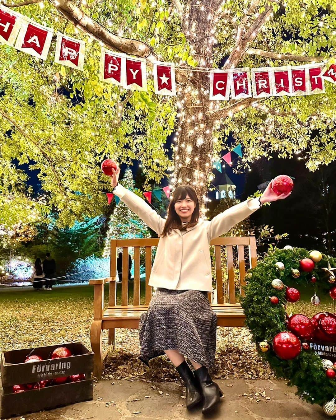 内田有香さんのインスタグラム写真 - (内田有香Instagram)「街の中はクリスマスの準備が始まっていますね🎄🌟泉区の『仙台ロイヤルパークホテル』から中継でお伝えしました！  お庭はイルミネーションで幻想的に照らされ、 池の水面に映るランタンもとても綺麗です  映画のようなロマンチックな世界にうっとり☺️♡  この時期はお庭から天体観測も できるそうですよ⭐️  #イルミネーション #光のページェント #アナウンサー #クリスマスツリー #仙台」11月28日 19時31分 - yuuka_uchida_