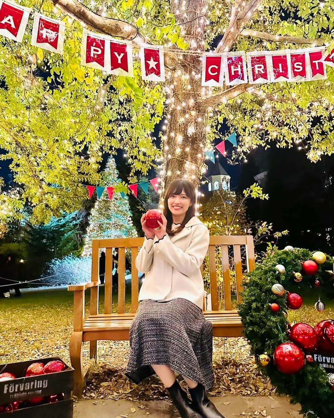 内田有香のインスタグラム：「街の中はクリスマスの準備が始まっていますね🎄🌟泉区の『仙台ロイヤルパークホテル』から中継でお伝えしました！  お庭はイルミネーションで幻想的に照らされ、 池の水面に映るランタンもとても綺麗です  映画のようなロマンチックな世界にうっとり☺️♡  この時期はお庭から天体観測も できるそうですよ⭐️  #イルミネーション #光のページェント #アナウンサー #クリスマスツリー #仙台」