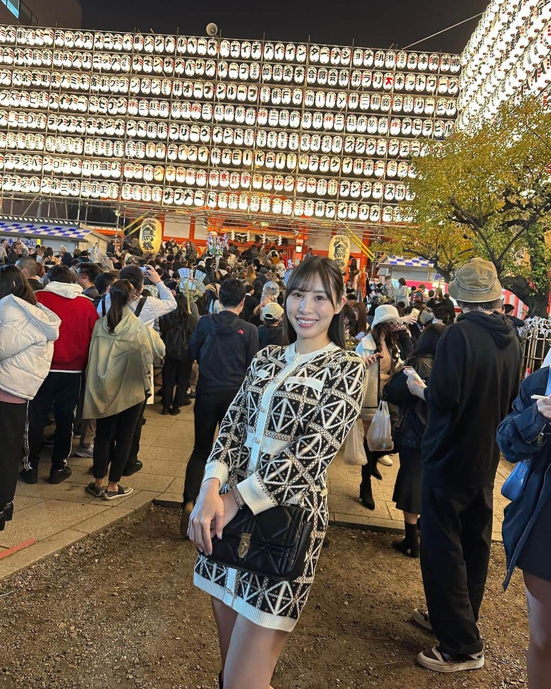 柊木里音さんのインスタグラム写真 - (柊木里音Instagram)「みんなで酉の市✨⛩️  初めての熊手、ももちゃんとお揃いのにしたよ🐻🧹  12/2.六本木セクシーナイト繁盛しますように💋  #酉の市」11月28日 19時31分 - hiiragi_rion