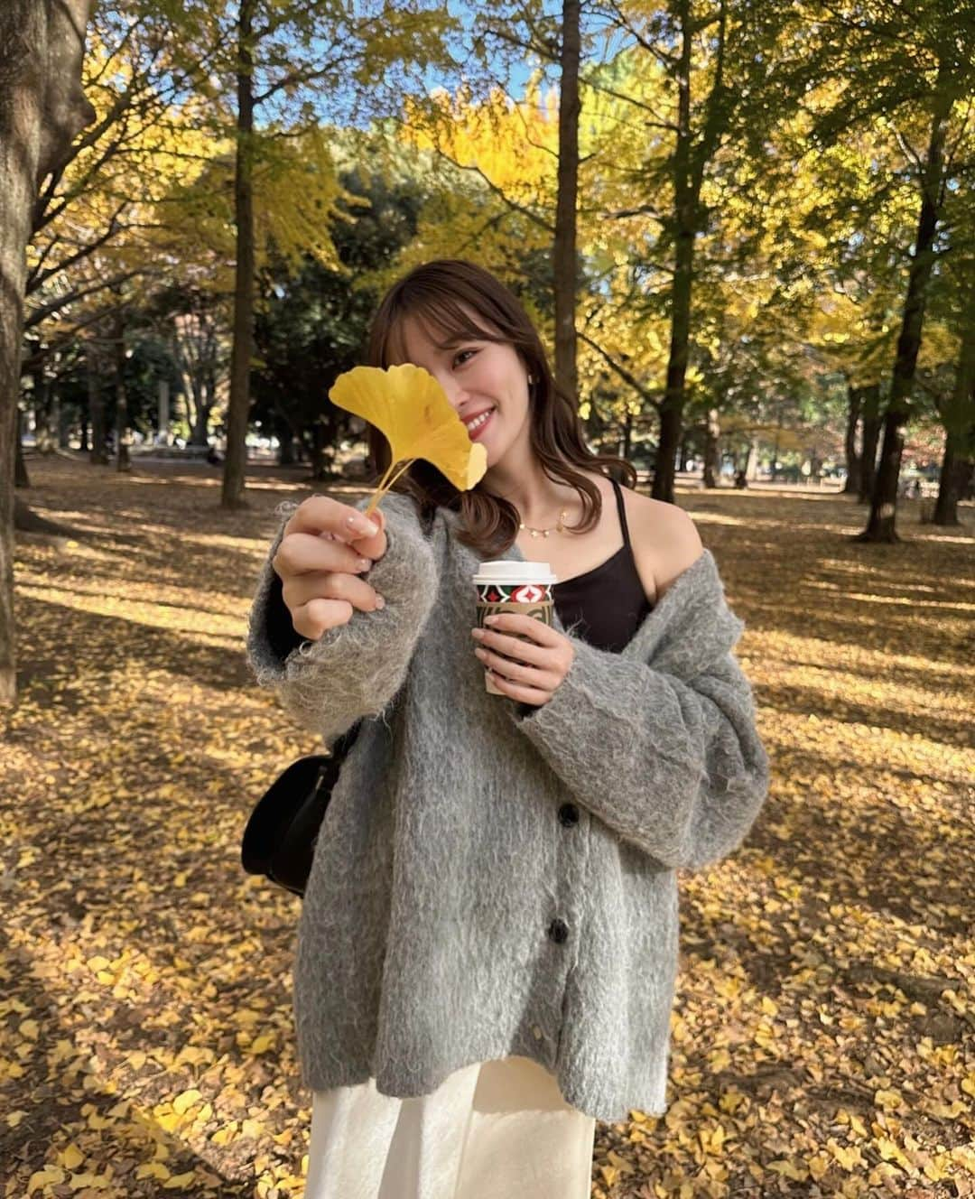 吉次玲奈のインスタグラム：「代々木公園お散歩した日🍂 天気も良くてカーディガンだけで過ごせた☺️ ⁡ cardigan: @vannie__u  camisole: @gu_for_all_  skirt: @anuans.official  shoes: @prada  bag: @folnua_jp   w/ @tama__0515 🫶🏻 ⁡ #代々木公園 #イチョウ並木 #秋ピクニック #紅葉スポット #shibuya #yoyogipark #秋コーデ #秋服 #秋服コーデ #カーディガン #カーディガンコーデ #着回し #着回しコーデ #ニット #冬コーデ #シャツ #ロングブーツ #ロングブーツコーデ #キャミワンピ #キャミワンピース #キャップコーデ #秋冬コーデ #冬服  #シャギー #シャギーニット  #ゾゾタウン #zozotown購入品 #zozotown #156cmコーデ #骨格ウェーブ」