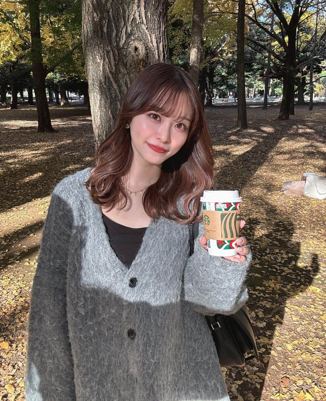 吉次玲奈さんのインスタグラム写真 - (吉次玲奈Instagram)「代々木公園お散歩した日🍂 天気も良くてカーディガンだけで過ごせた☺️ ⁡ cardigan: @vannie__u  camisole: @gu_for_all_  skirt: @anuans.official  shoes: @prada  bag: @folnua_jp   w/ @tama__0515 🫶🏻 ⁡ #代々木公園 #イチョウ並木 #秋ピクニック #紅葉スポット #shibuya #yoyogipark #秋コーデ #秋服 #秋服コーデ #カーディガン #カーディガンコーデ #着回し #着回しコーデ #ニット #冬コーデ #シャツ #ロングブーツ #ロングブーツコーデ #キャミワンピ #キャミワンピース #キャップコーデ #秋冬コーデ #冬服  #シャギー #シャギーニット  #ゾゾタウン #zozotown購入品 #zozotown #156cmコーデ #骨格ウェーブ」11月28日 19時42分 - rena_yoshitsugu