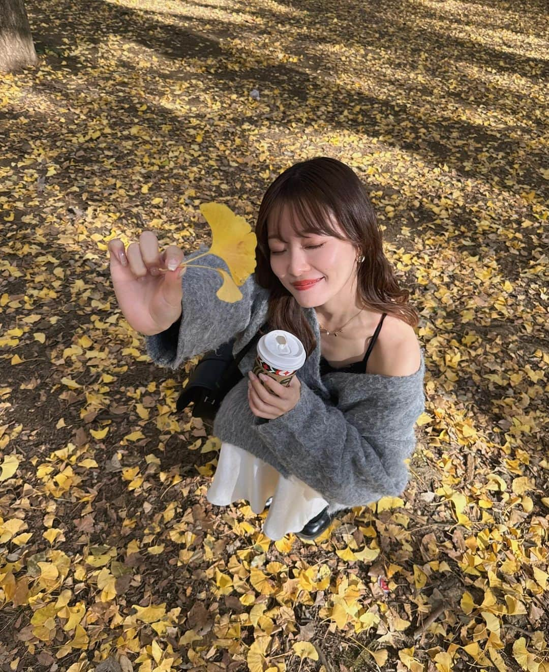 吉次玲奈さんのインスタグラム写真 - (吉次玲奈Instagram)「代々木公園お散歩した日🍂 天気も良くてカーディガンだけで過ごせた☺️ ⁡ cardigan: @vannie__u  camisole: @gu_for_all_  skirt: @anuans.official  shoes: @prada  bag: @folnua_jp   w/ @tama__0515 🫶🏻 ⁡ #代々木公園 #イチョウ並木 #秋ピクニック #紅葉スポット #shibuya #yoyogipark #秋コーデ #秋服 #秋服コーデ #カーディガン #カーディガンコーデ #着回し #着回しコーデ #ニット #冬コーデ #シャツ #ロングブーツ #ロングブーツコーデ #キャミワンピ #キャミワンピース #キャップコーデ #秋冬コーデ #冬服  #シャギー #シャギーニット  #ゾゾタウン #zozotown購入品 #zozotown #156cmコーデ #骨格ウェーブ」11月28日 19時42分 - rena_yoshitsugu