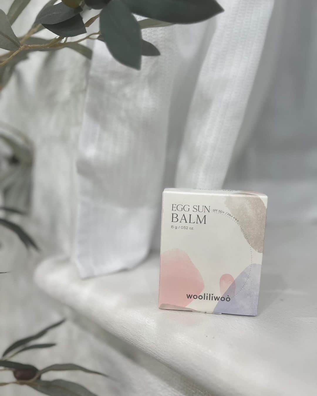 辻りんさんのインスタグラム写真 - (辻りんInstagram)「【Wooliliwoo】エッグサンバーム SPF 50+ PA++++ （@wooliliwoo2020 ）さんのご紹介です🫧  メイクアップベースと トーンアップ効果+日焼け止めが入ってる 1度に大活躍するウリリウ エッグ サンバーム🫧  すっぴんに塗って 紫外線を予防 ＼紫外線防止 SPF50+ PA++++／ トーンアップも!!😳  皮膚にも低刺激でオススメだよ🥰  使用方法はパフに適量つけ肌のキメにそって塗るだけ🥰  このウリリウ エッグ サンバーム あの本田翼ちゃんが ｢50本以上買って試した中で1番お気に入り｣と 仕上がりに感動したクッション下地なんだって😳  スーッと浸透してくれて お化粧の下地に使うと その後の化粧のノリが良くなったよ✨🎇  https://www.qoo10.jp/g/1033456647 購入ページ貼っておくね✨  #pr #インフルエンサーワークス #wooliliwoo #ウリリウ #エッグサンバーム #本田翼 #サンバーム #韓国コスメ」11月28日 19時34分 - tsujilean