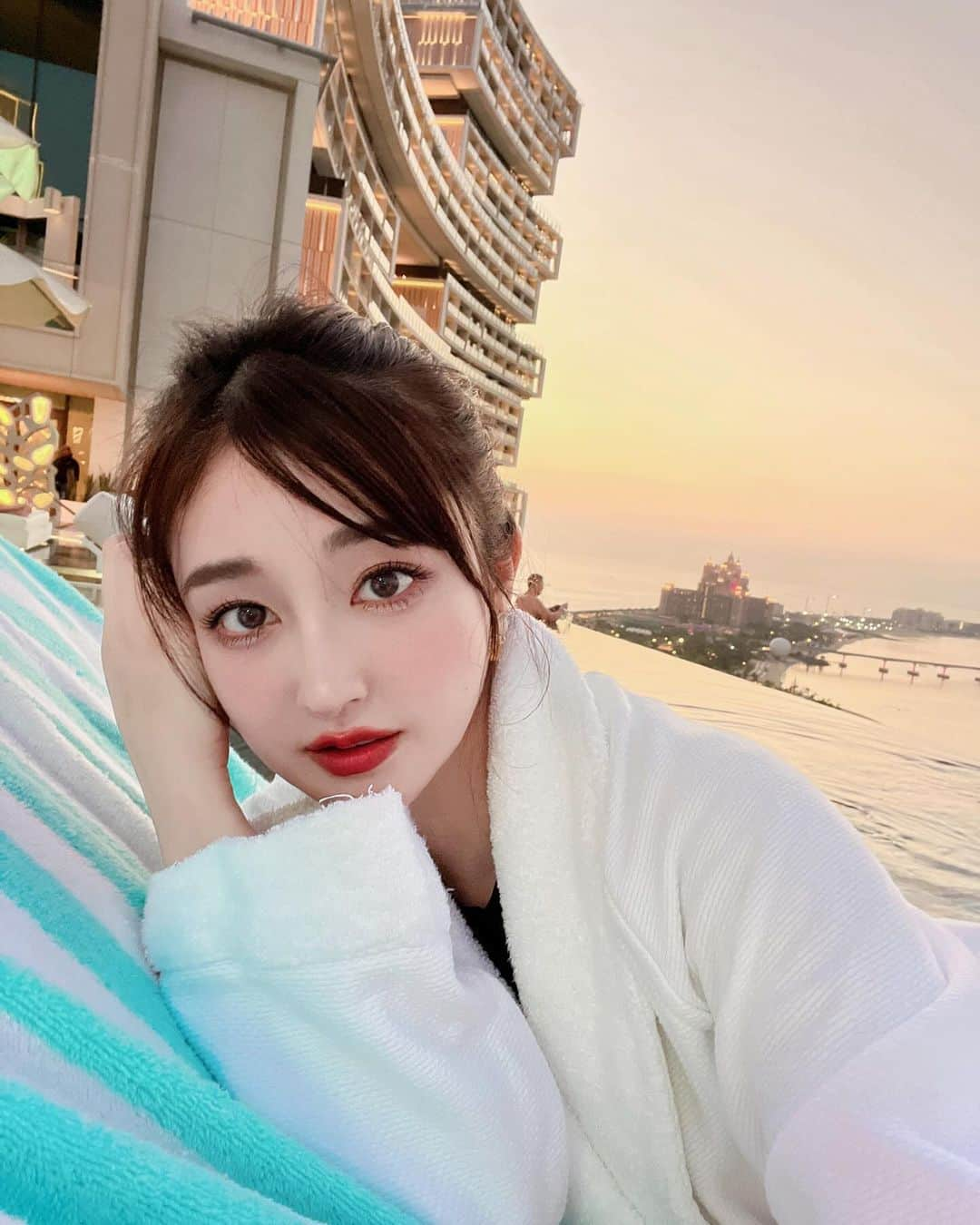 新希咲乃さんのインスタグラム写真 - (新希咲乃Instagram)「ドバイ旅行たくさん載せたいのあるっ！ これから載せていくね♡  1日と2日はアトランティスザロイヤルに宿泊して、そこのプールがドバイを一望できる圧巻の空間だった…👏🏻 ドバイには地震がないからできる建築物がオブジェみたいなビルが多いし、海と砂漠というエネルギー凄い組み合わせで物凄くパワーを感じた🏜  紫外線アレルギーだから旅行中のメイク はスキンケア効果の高いけど焼けない崩れない ベースメイクをかなり意識したよ！！！  イチャイチャするカップルが多い中、 私達は本気で遊べて楽しかったな🤣👏🏻 ここのホテル素敵だったなぁ   #アトランティスザロイヤル   #ドバイ旅行  #🇦🇪 #プール  #dubai   #ドバイ女子旅  #アラブ首長国連邦   #パームジュメイラ  #atlantistheroyal」11月28日 19時34分 - niki_sakino