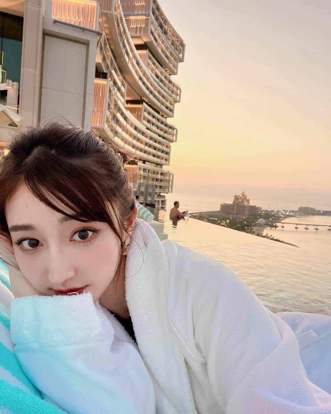 新希咲乃のインスタグラム：「ドバイ旅行たくさん載せたいのあるっ！ これから載せていくね♡  1日と2日はアトランティスザロイヤルに宿泊して、そこのプールがドバイを一望できる圧巻の空間だった…👏🏻 ドバイには地震がないからできる建築物がオブジェみたいなビルが多いし、海と砂漠というエネルギー凄い組み合わせで物凄くパワーを感じた🏜  紫外線アレルギーだから旅行中のメイク はスキンケア効果の高いけど焼けない崩れない ベースメイクをかなり意識したよ！！！  イチャイチャするカップルが多い中、 私達は本気で遊べて楽しかったな🤣👏🏻 ここのホテル素敵だったなぁ   #アトランティスザロイヤル   #ドバイ旅行  #🇦🇪 #プール  #dubai   #ドバイ女子旅  #アラブ首長国連邦   #パームジュメイラ  #atlantistheroyal」