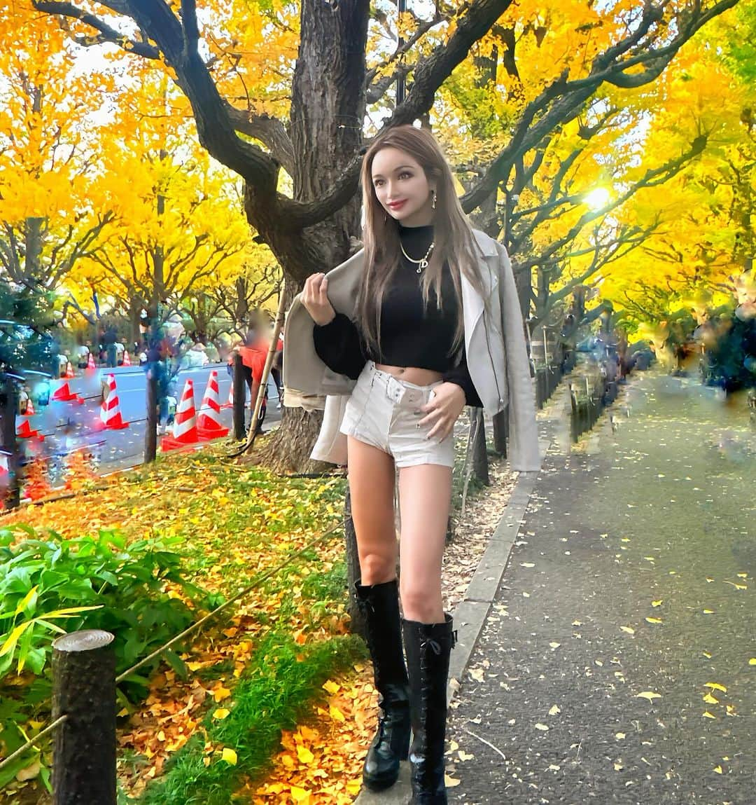 藤木そらさんのインスタグラム写真 - (藤木そらInstagram)「. .Speaking of autumn in Tokyo, this is the place 🩷😍 It's really beautiful ︎︎ᕷ . .今年も #いちょう並木 行ってきたദി ᷇ᵕ ᷆ )❣️❣️毎年行きたい場所だょ💜🩵お散歩がてらにちょっと通ったんやけど、めっちゃ人がたくさんでした🥰💓‼️ . . .日本🇯🇵の四季は本当にいいですな～～🥰🩵寒いのは大嫌いだけど、寒いからこその観光もあるしプラスで考えよか🤫💓 . . . . .  . . .#銀杏並木 #外苑前いちょう並木  #東京観光 #紅葉スポット #そうだ京都行こう #ギャル #ギャルママ #ギャルコーデ #秋コーデ #ライダースジャケット #ブーツコーデ」11月28日 19時34分 - sorafujiki