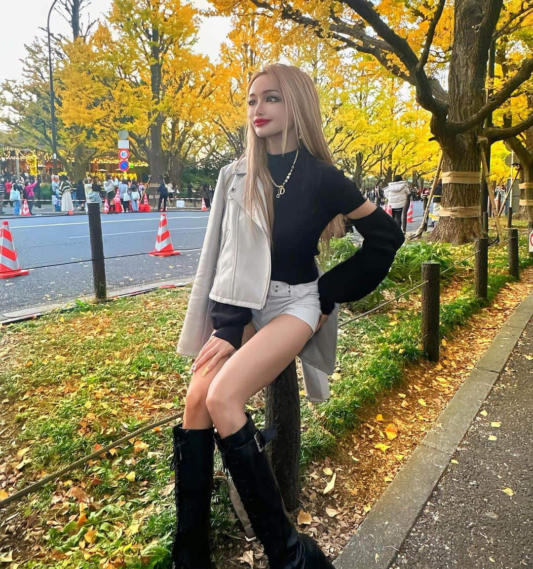 藤木そらさんのインスタグラム写真 - (藤木そらInstagram)「. .Speaking of autumn in Tokyo, this is the place 🩷😍 It's really beautiful ︎︎ᕷ . .今年も #いちょう並木 行ってきたദി ᷇ᵕ ᷆ )❣️❣️毎年行きたい場所だょ💜🩵お散歩がてらにちょっと通ったんやけど、めっちゃ人がたくさんでした🥰💓‼️ . . .日本🇯🇵の四季は本当にいいですな～～🥰🩵寒いのは大嫌いだけど、寒いからこその観光もあるしプラスで考えよか🤫💓 . . . . .  . . .#銀杏並木 #外苑前いちょう並木  #東京観光 #紅葉スポット #そうだ京都行こう #ギャル #ギャルママ #ギャルコーデ #秋コーデ #ライダースジャケット #ブーツコーデ」11月28日 19時34分 - sorafujiki