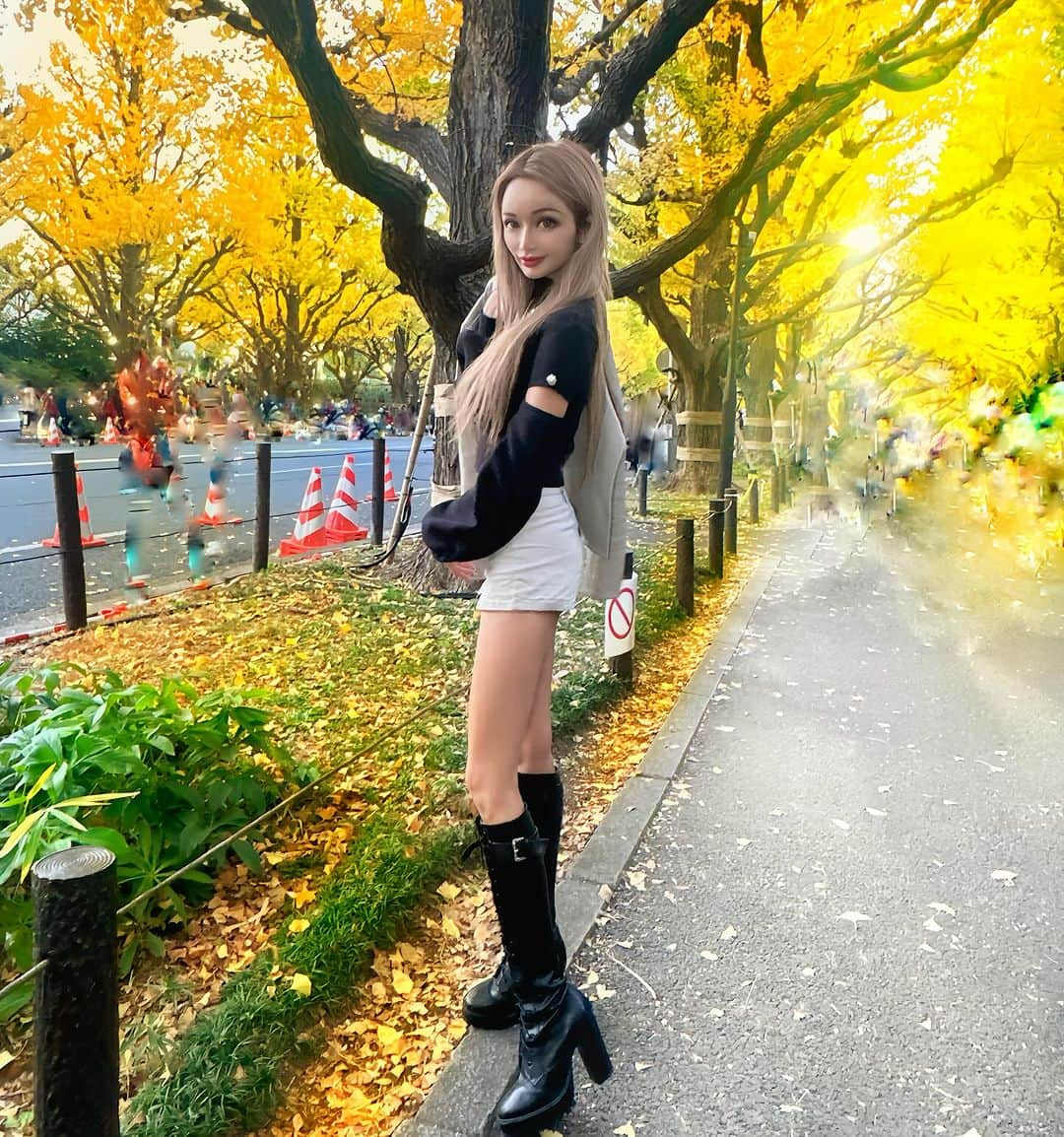 藤木そらのインスタグラム：「. .Speaking of autumn in Tokyo, this is the place 🩷😍 It's really beautiful ︎︎ᕷ . .今年も #いちょう並木 行ってきたദി ᷇ᵕ ᷆ )❣️❣️毎年行きたい場所だょ💜🩵お散歩がてらにちょっと通ったんやけど、めっちゃ人がたくさんでした🥰💓‼️ . . .日本🇯🇵の四季は本当にいいですな～～🥰🩵寒いのは大嫌いだけど、寒いからこその観光もあるしプラスで考えよか🤫💓 . . . . .  . . .#銀杏並木 #外苑前いちょう並木  #東京観光 #紅葉スポット #そうだ京都行こう #ギャル #ギャルママ #ギャルコーデ #秋コーデ #ライダースジャケット #ブーツコーデ」